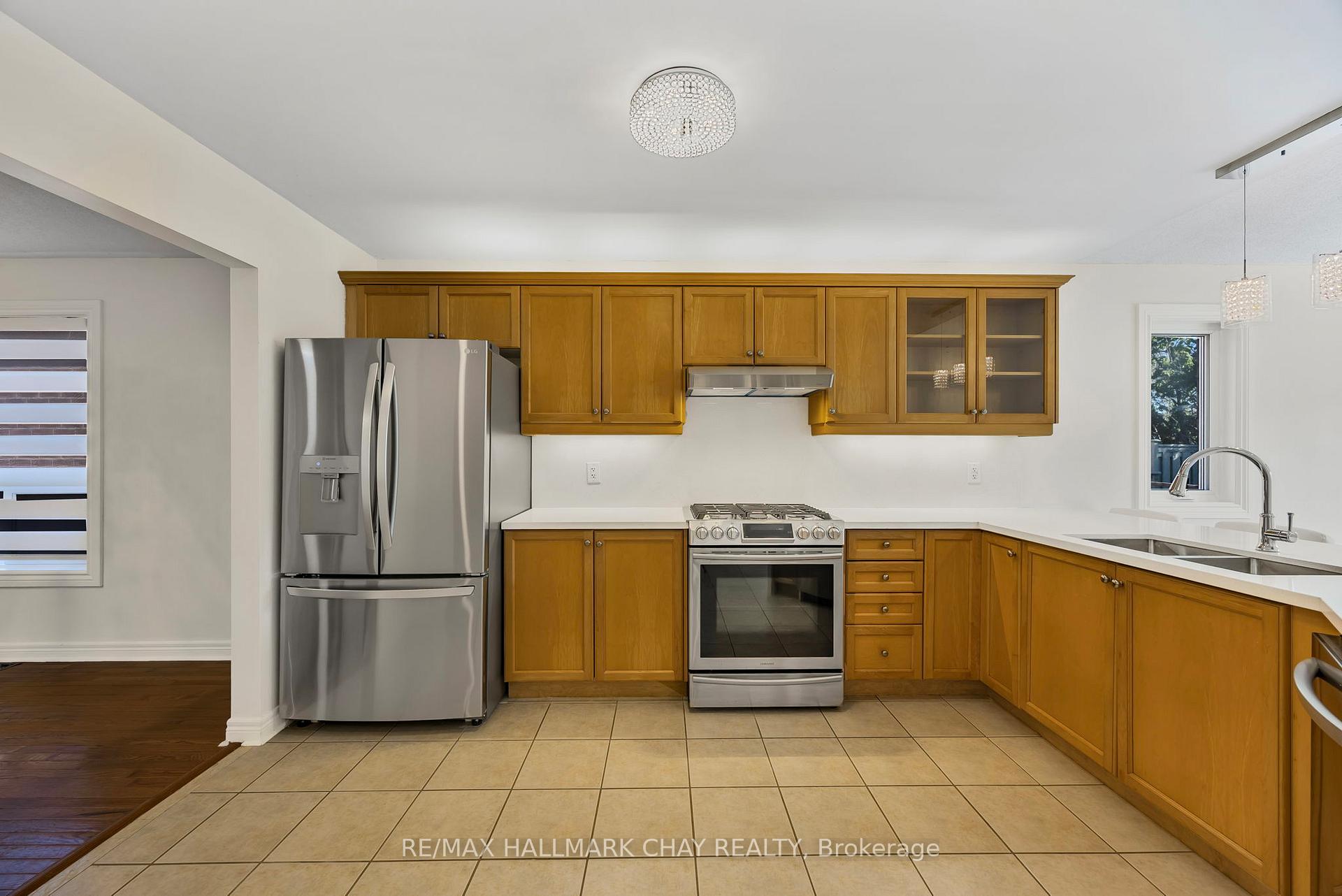 Photo 12 of 3 Duval Drive, Barrie, East Bayfield — HOMEH