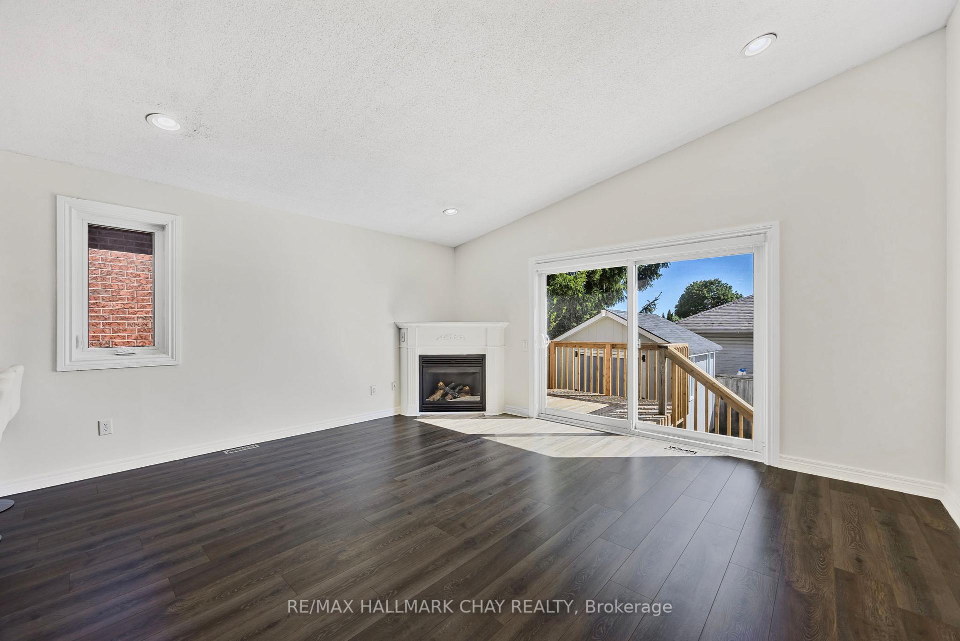 Photo 15 of 3 Duval Drive, Barrie, East Bayfield — HOMEH