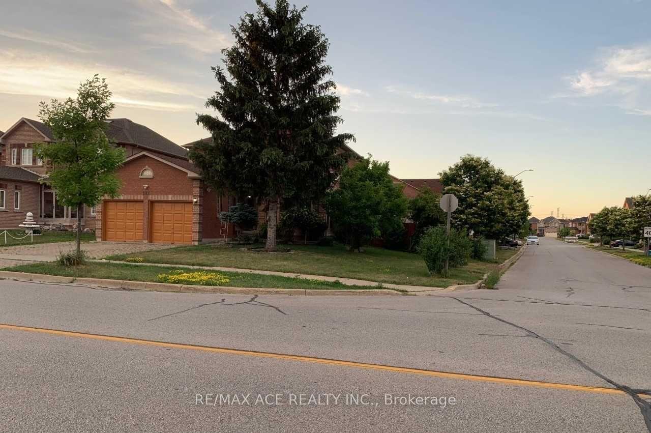 Photo 2 of Unit BSMT, 282 Highglen Avenue, Markham, Milliken Mills East — HOMEH