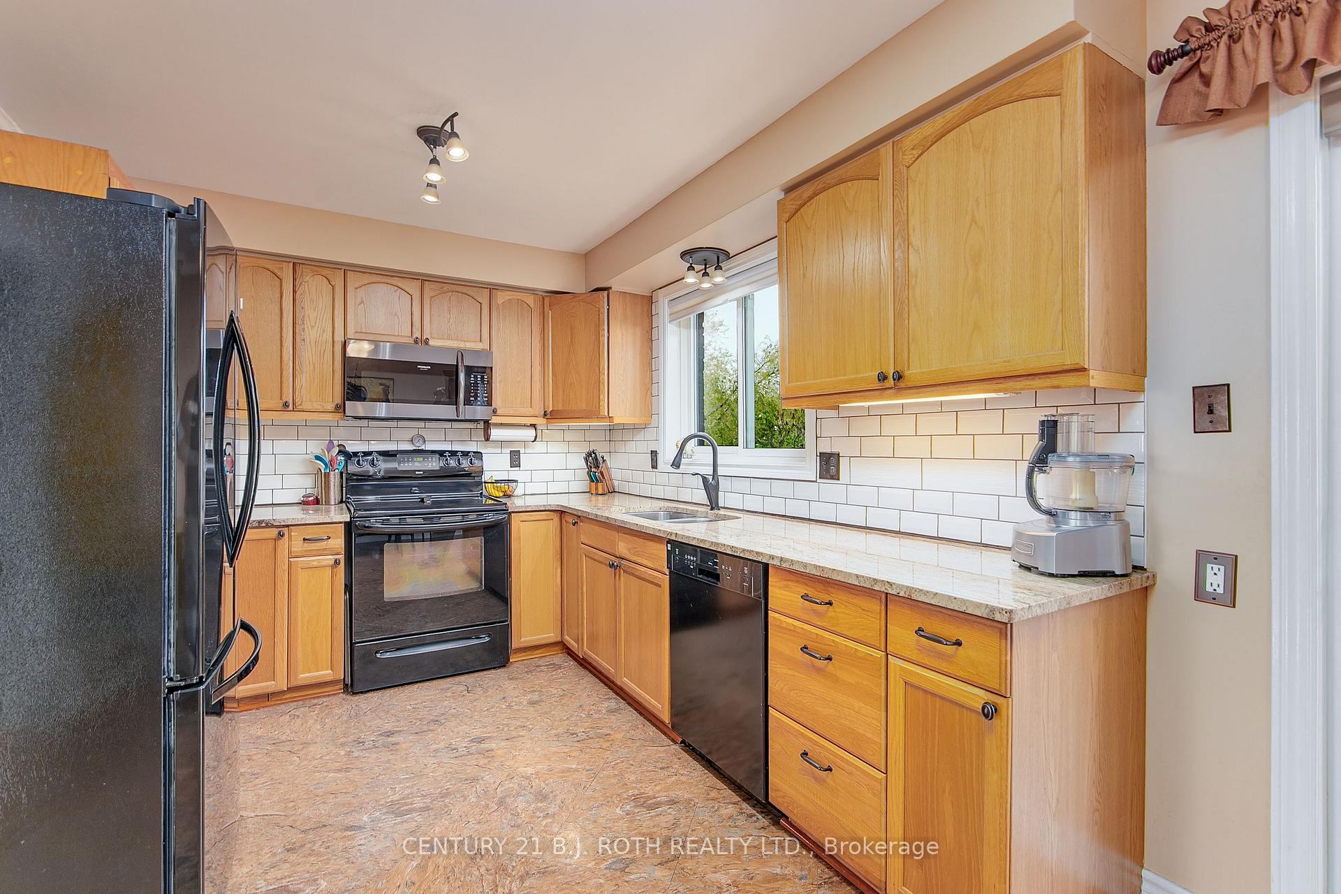 Photo 3 of 66 McVeigh Drive, Barrie, Northwest — HOMEH
