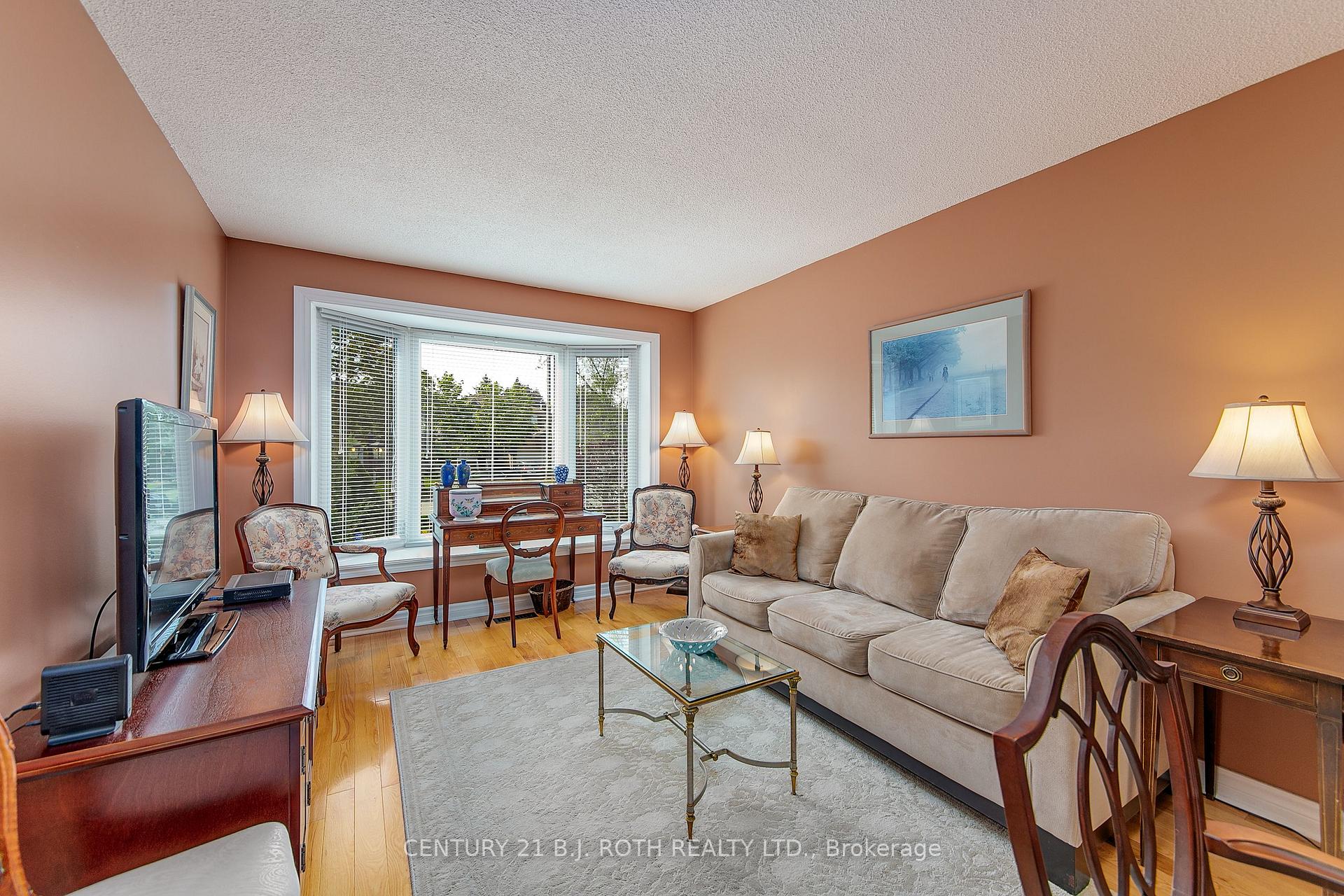Photo 5 of 66 McVeigh Drive, Barrie, Northwest — HOMEH
