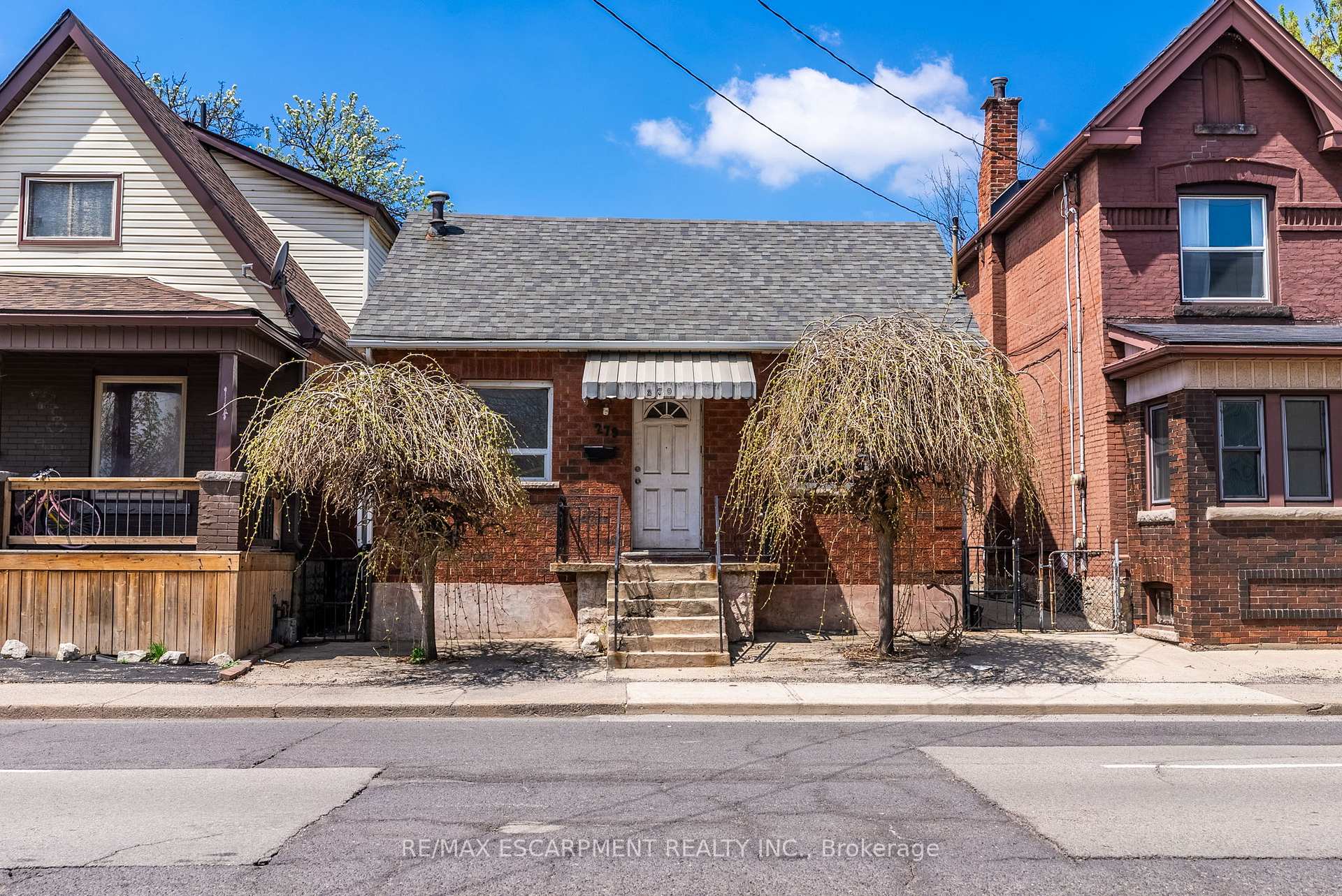 Front of 279 Wentworth Street N