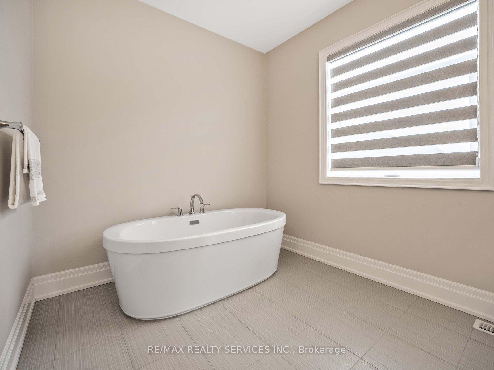 Photo 48 of 37 Lyle Way, Brampton, Credit Valley — HOMEH