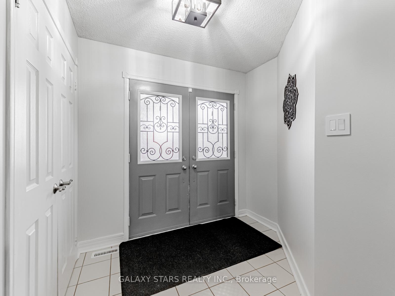 Photo 4 of 44 Penton Drive, Barrie, West Bayfield — HOMEH