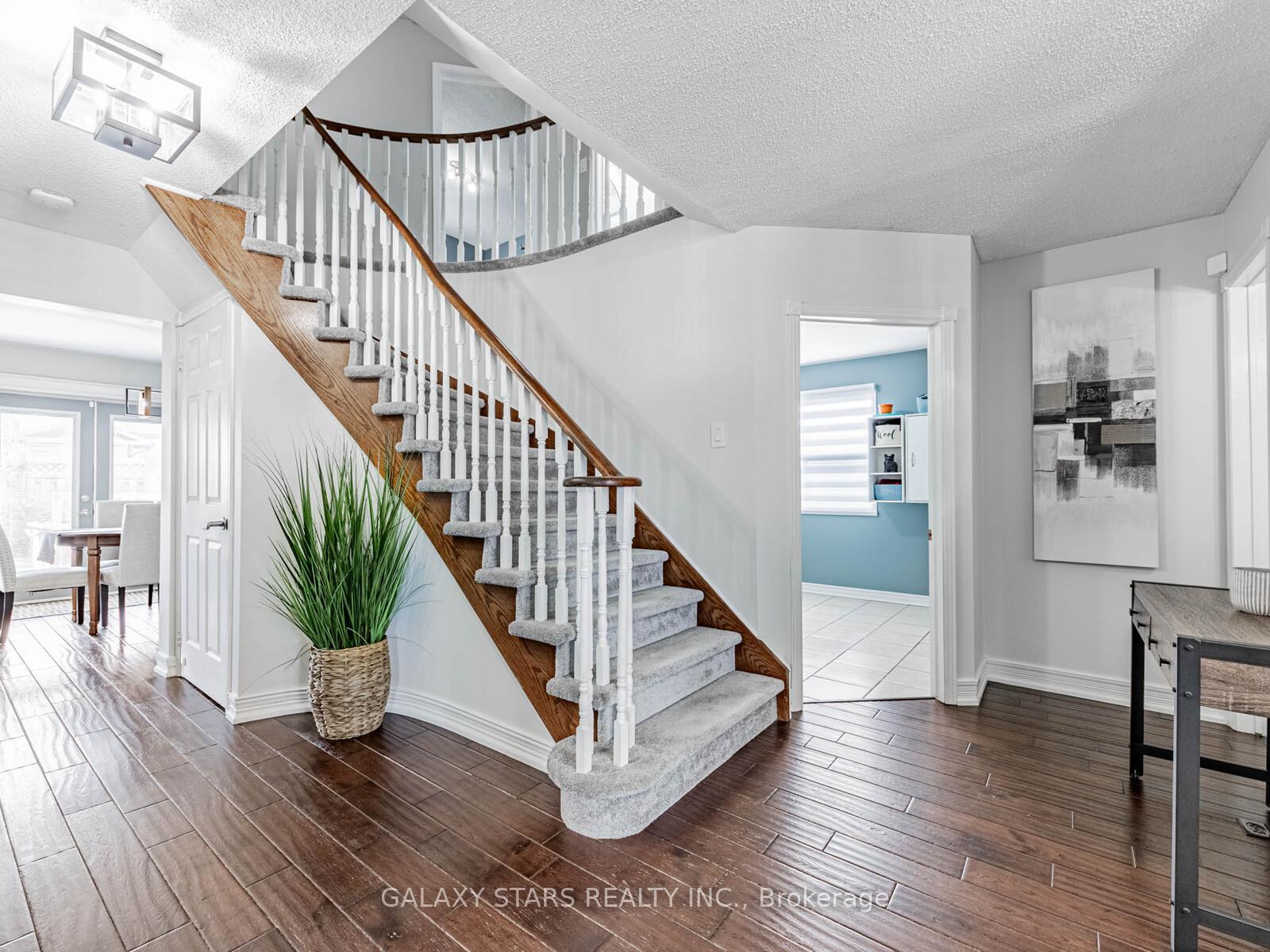 Photo 5 of 44 Penton Drive, Barrie, West Bayfield — HOMEH