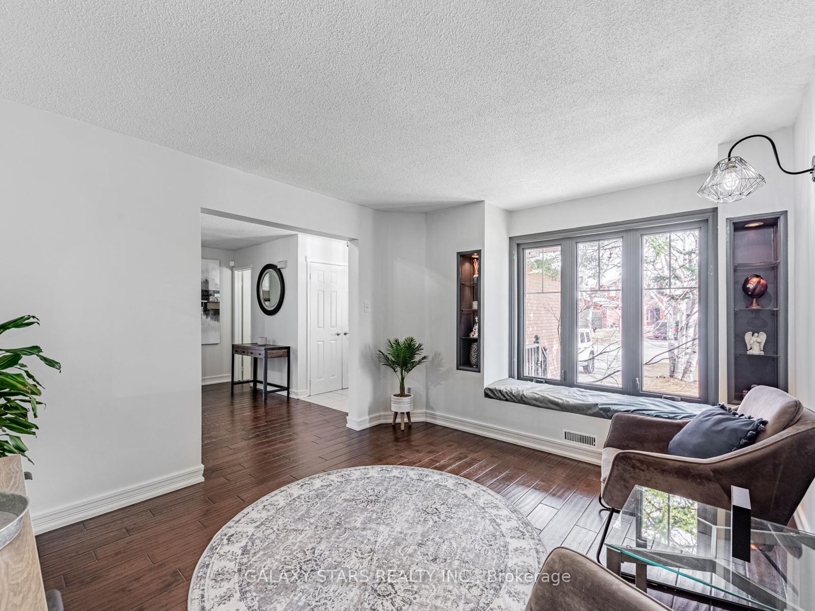 Photo 7 of 44 Penton Drive, Barrie, West Bayfield — HOMEH