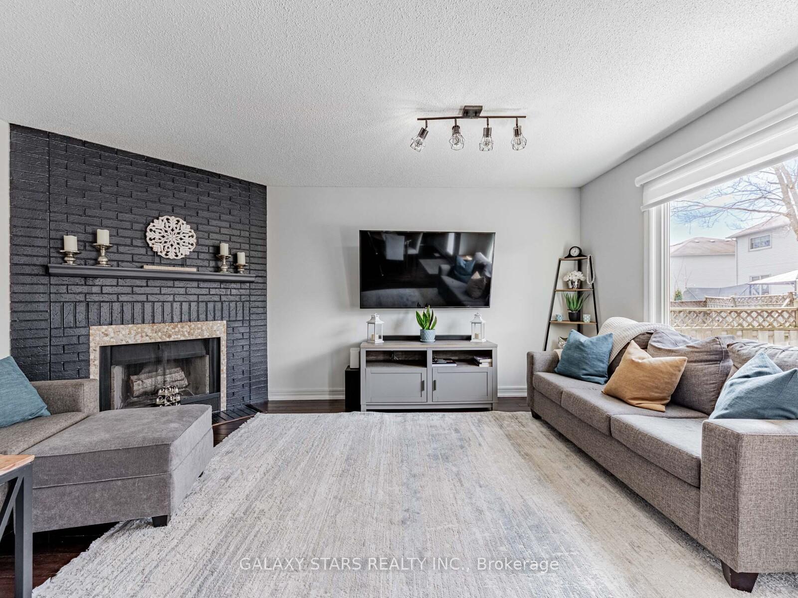 Photo 8 of 44 Penton Drive, Barrie, West Bayfield — HOMEH