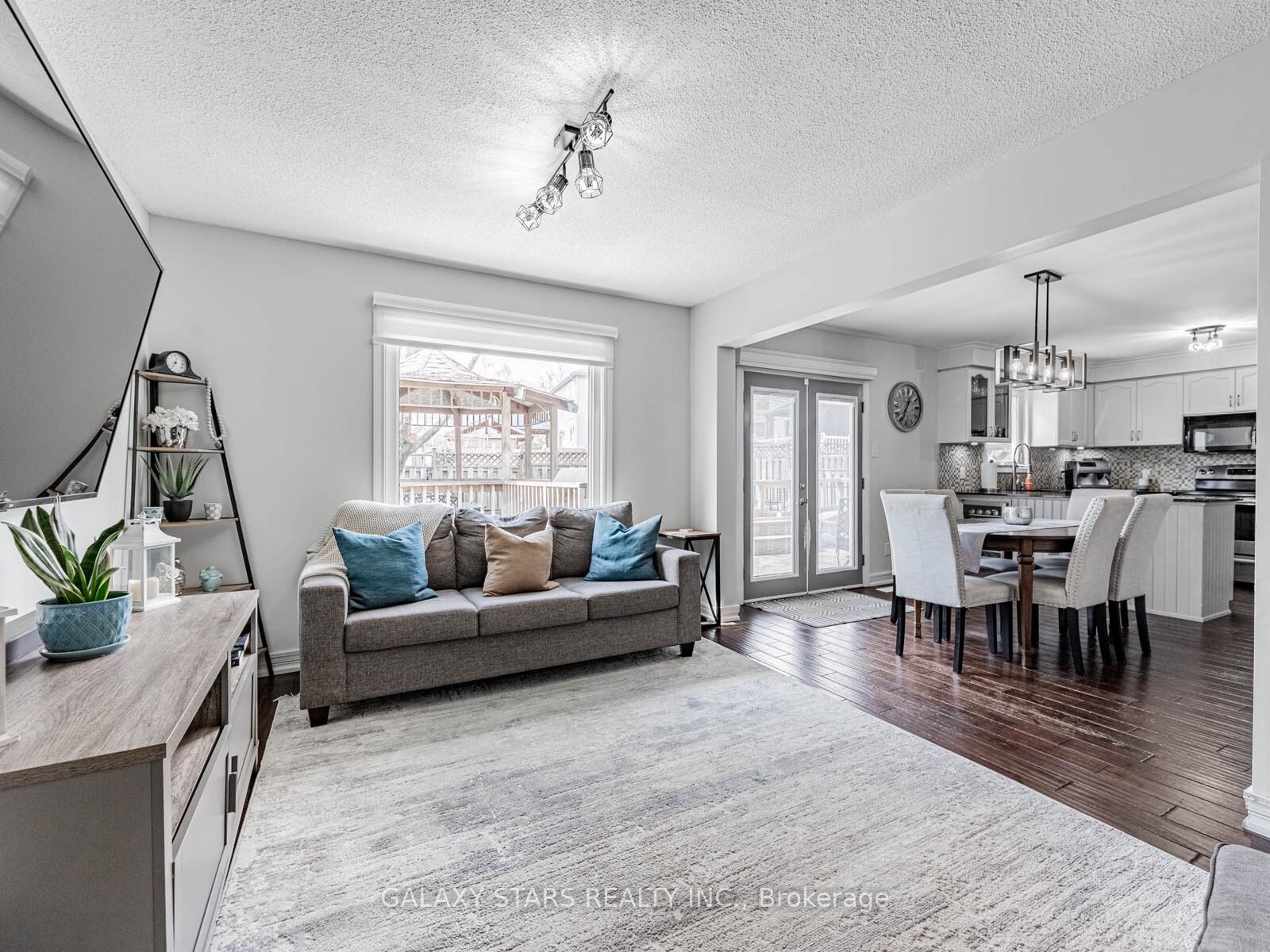 Photo 9 of 44 Penton Drive, Barrie, West Bayfield — HOMEH