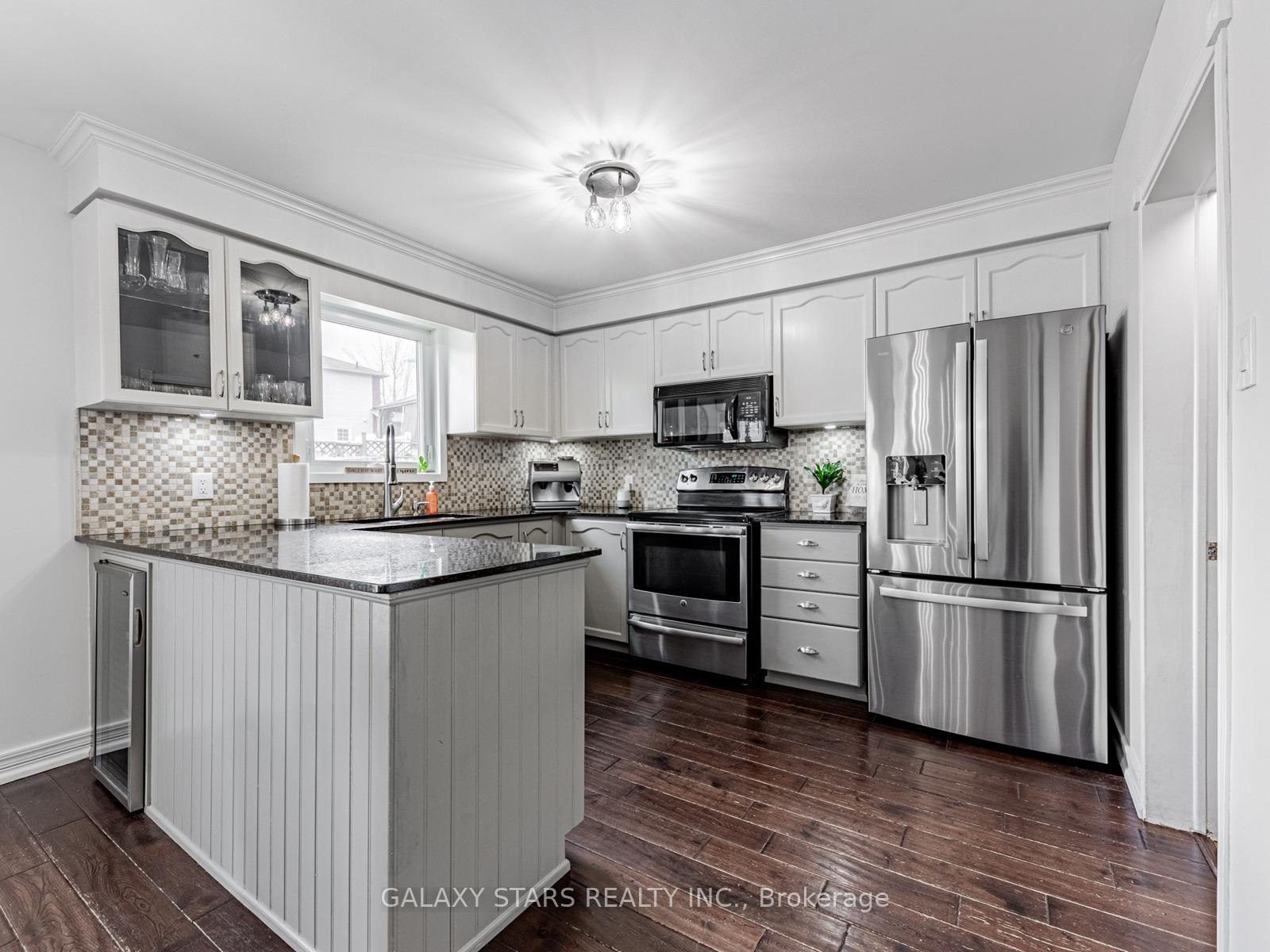 Photo 12 of 44 Penton Drive, Barrie, West Bayfield — HOMEH