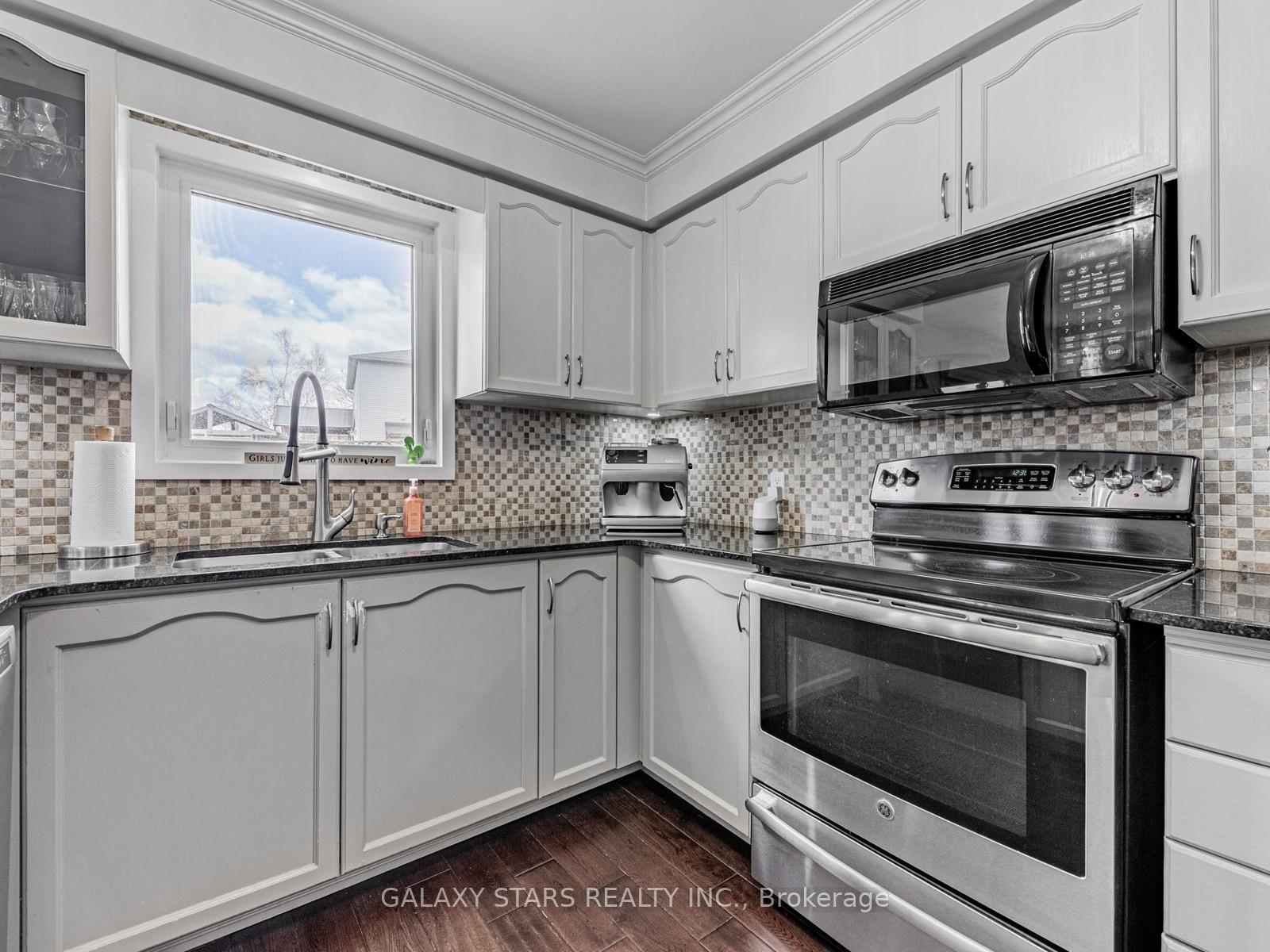 Photo 13 of 44 Penton Drive, Barrie, West Bayfield — HOMEH