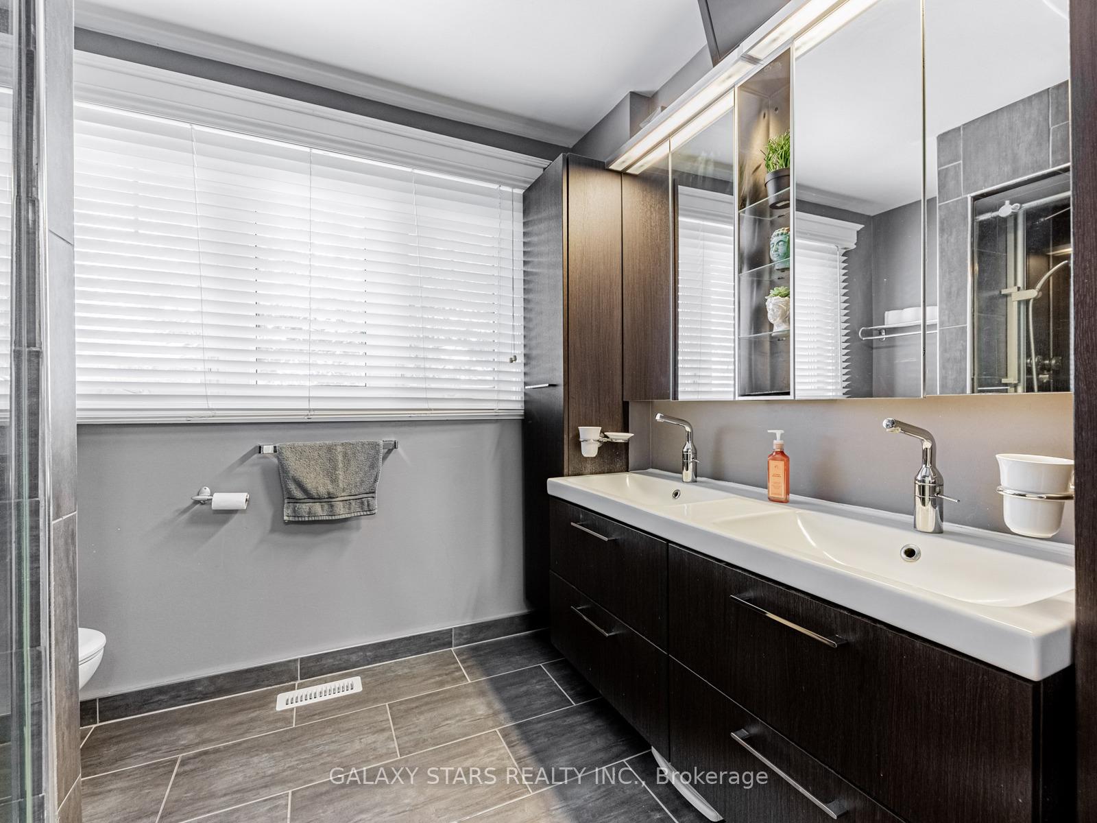 Photo 22 of 44 Penton Drive, Barrie, West Bayfield — HOMEH