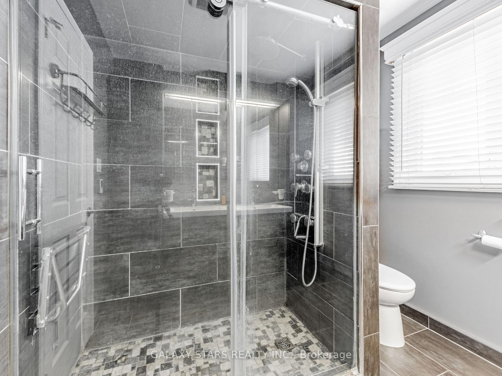 Photo 23 of 44 Penton Drive, Barrie, West Bayfield — HOMEH