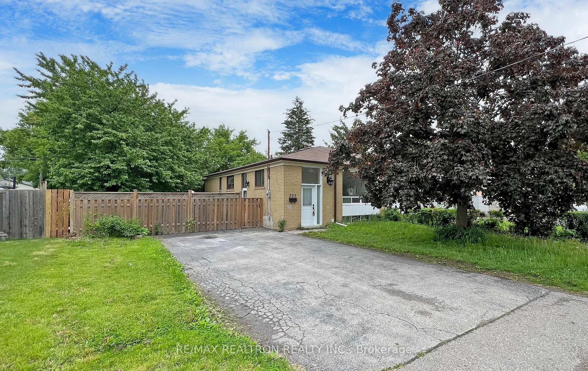 Front of Unit Bsmt, 265 Browndale Crescent