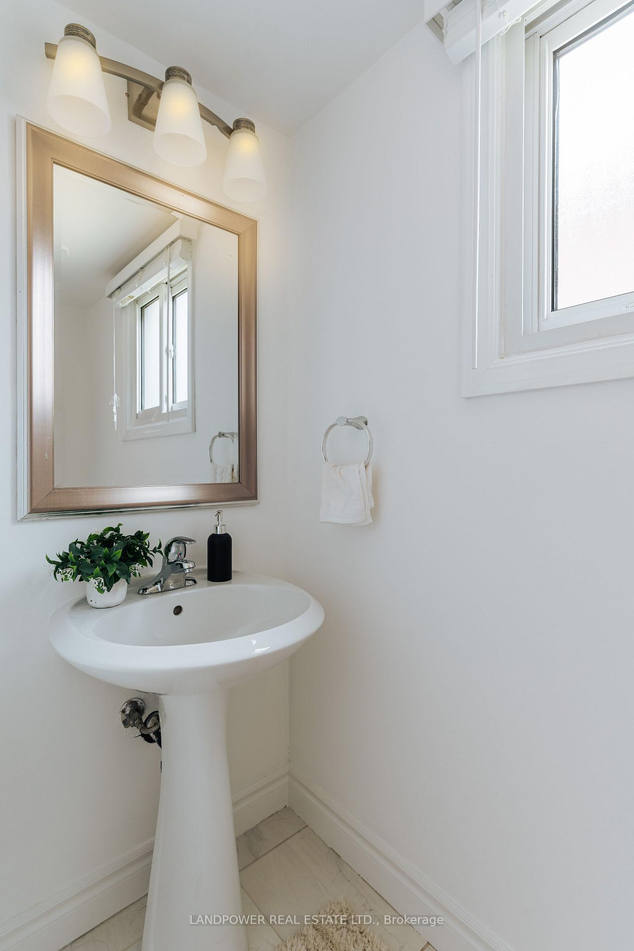 Photo 4 of 94 Kyla Crescent, Markham, Milliken Mills East — HOMEH
