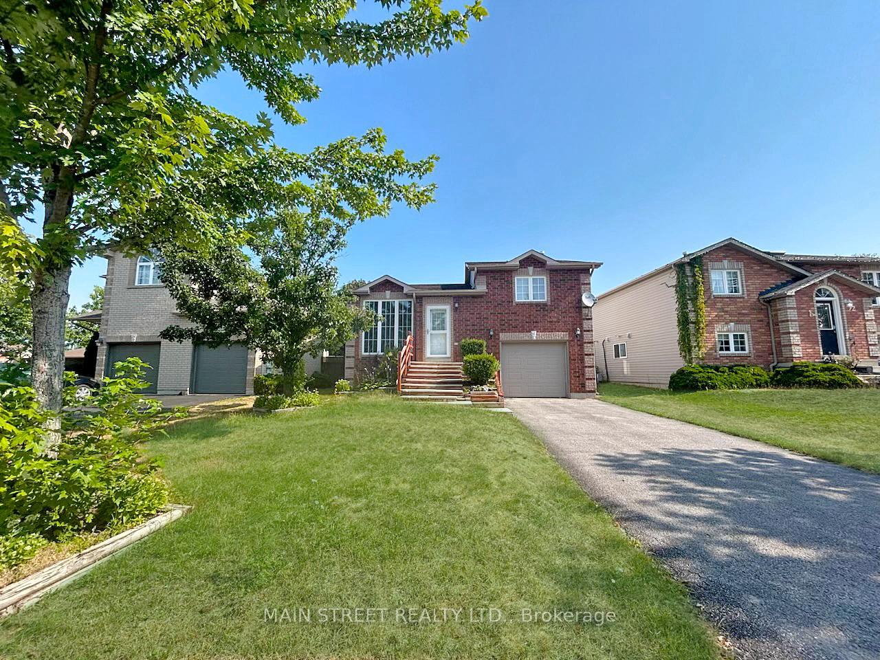 Photo 2 of 94 Silver Maple Crescent, Barrie, Holly — HOMEH