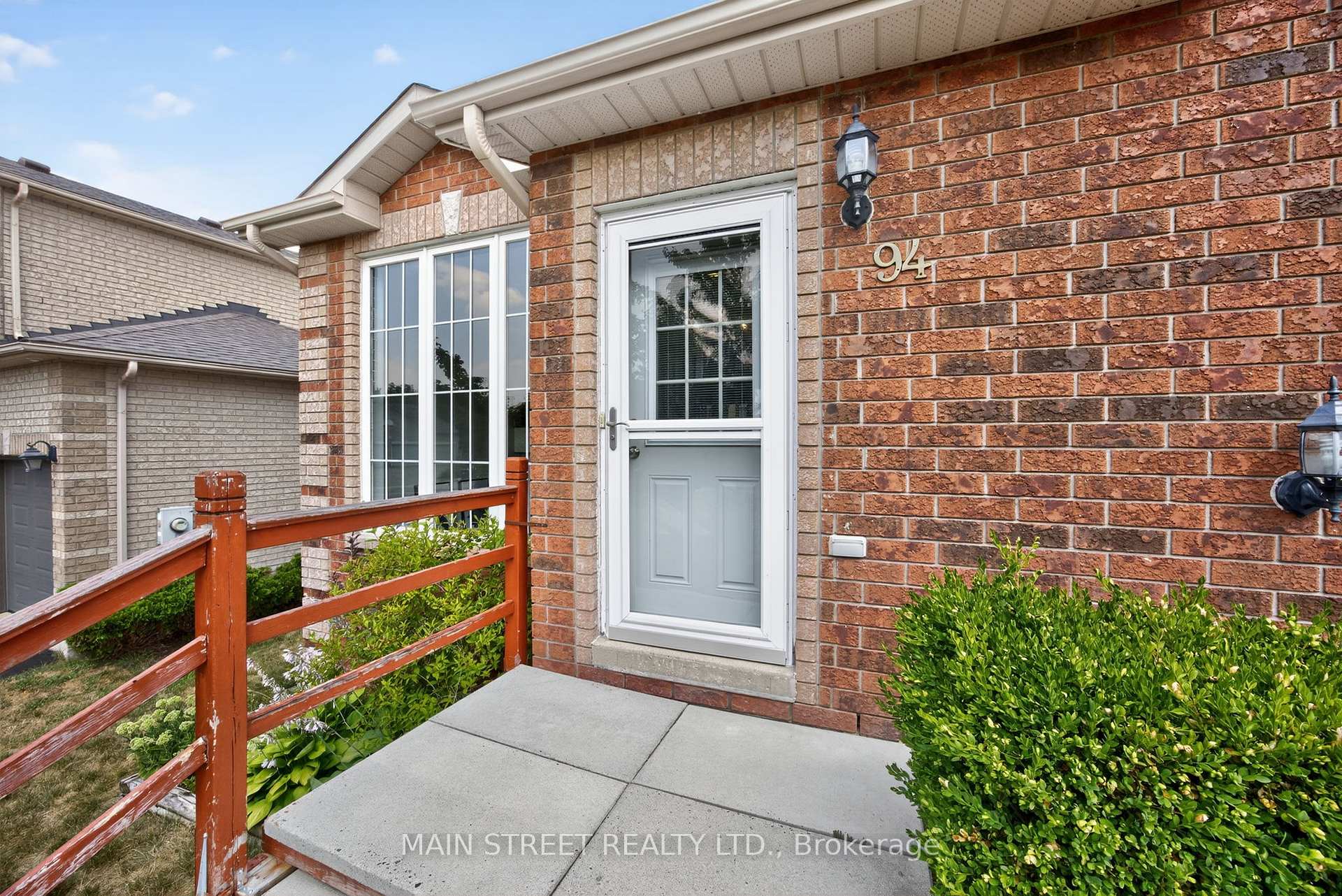 Photo 3 of 94 Silver Maple Crescent, Barrie, Holly — HOMEH