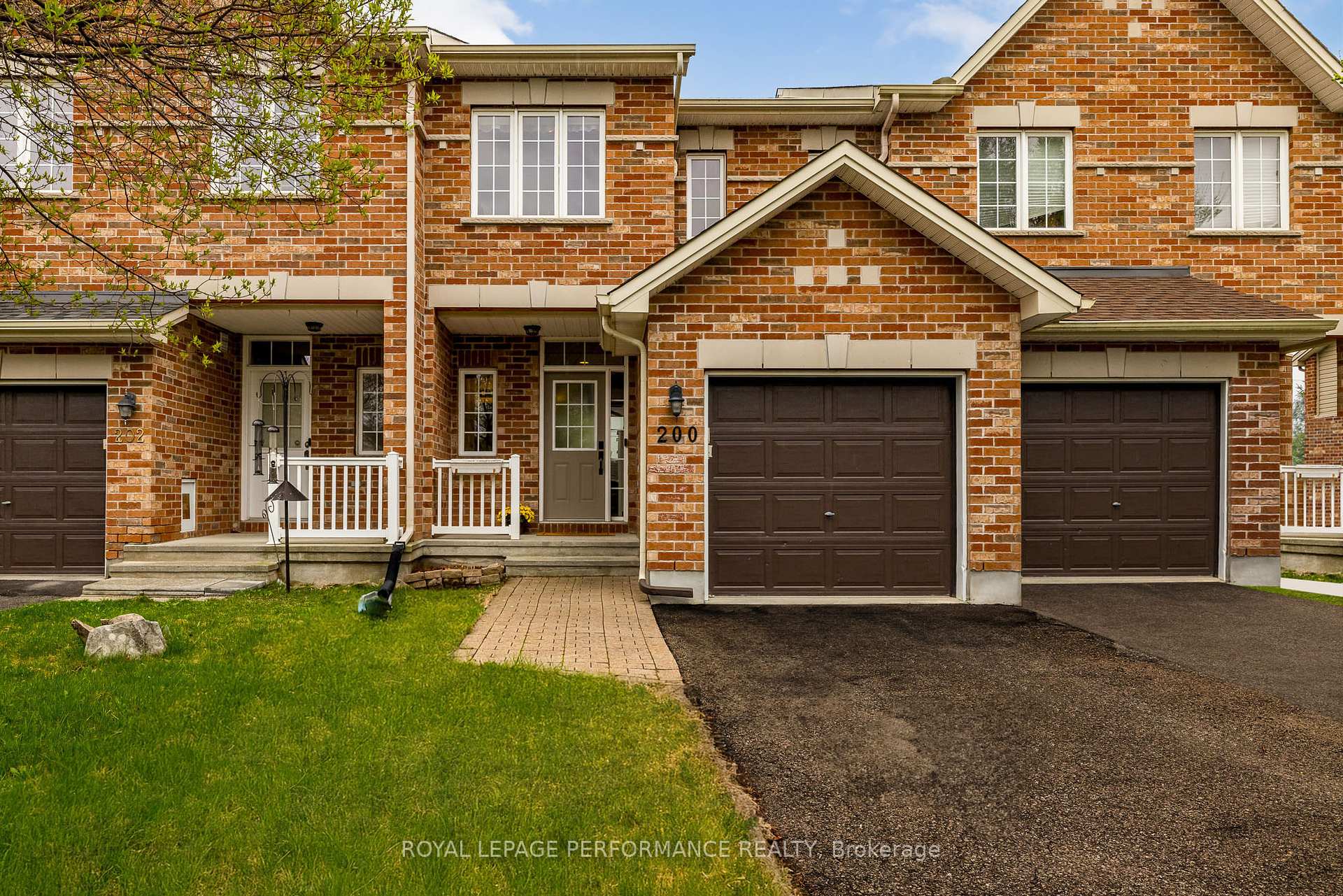 Photo 2 of 200 Eye Bright Crescent, Ottawa, Riverside South/Gloucester Glen — HOMEH