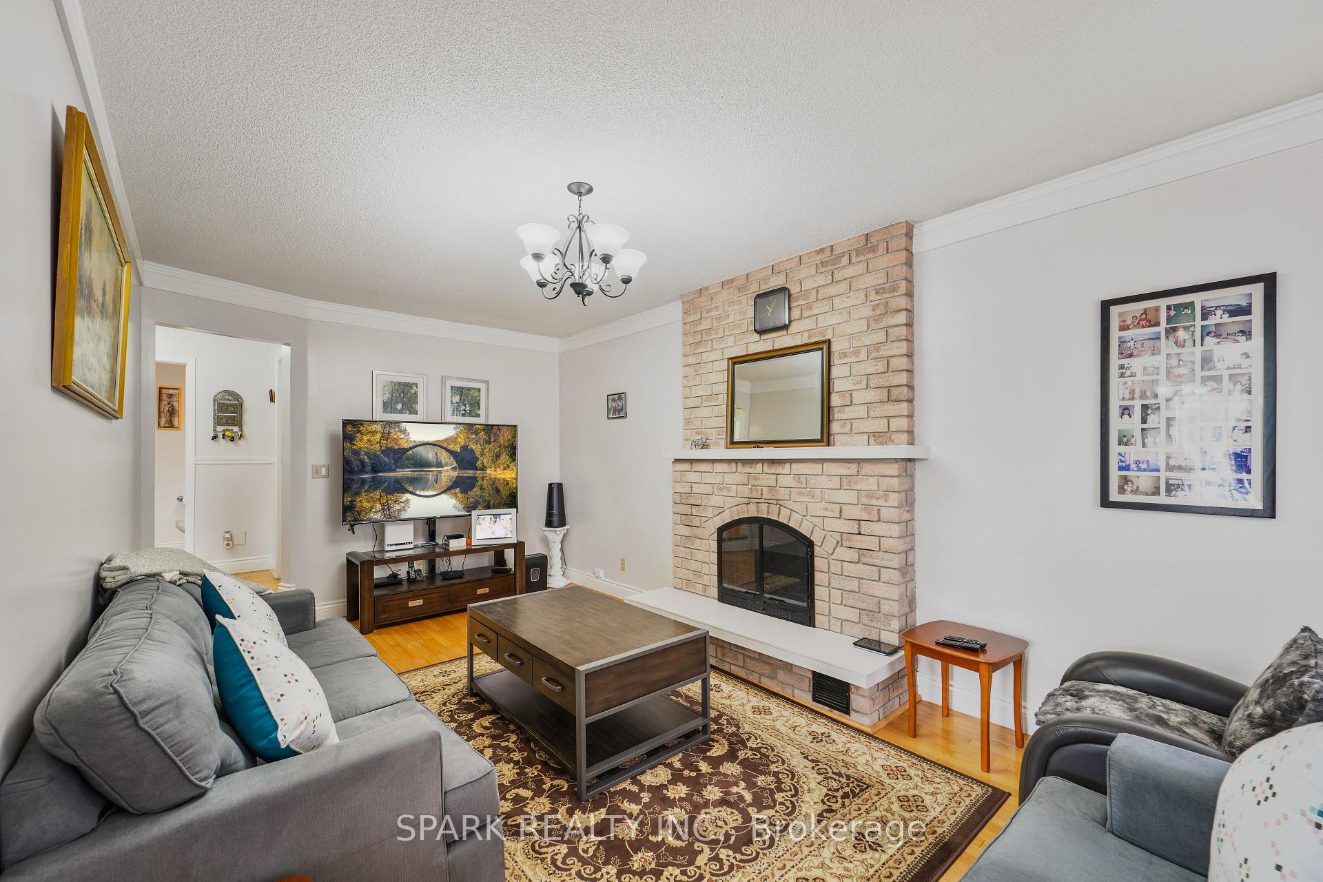 Photo 12 of 547 Peggoty Circle E, Oshawa, Eastdale — HOMEH