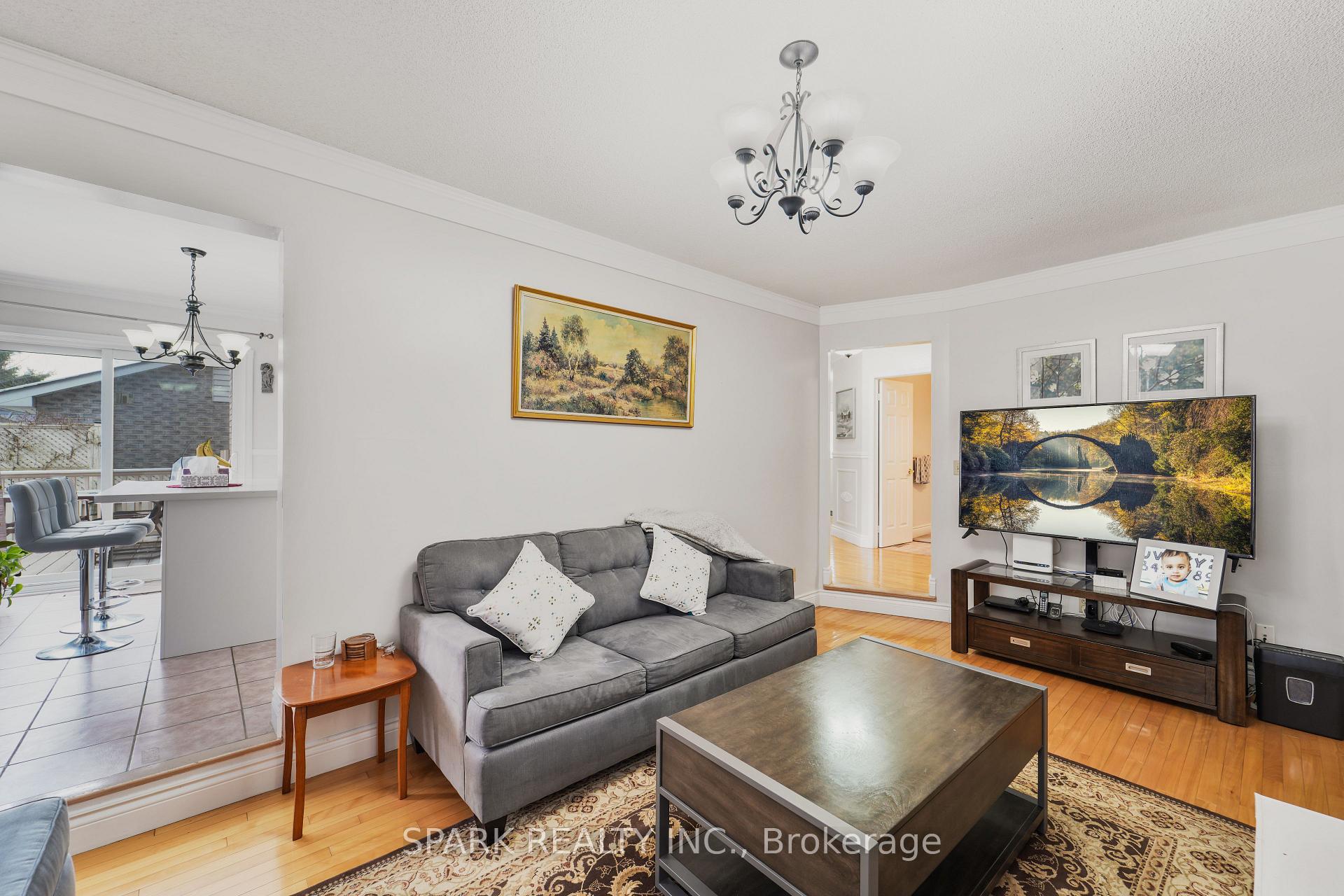 Photo 13 of 547 Peggoty Circle E, Oshawa, Eastdale — HOMEH