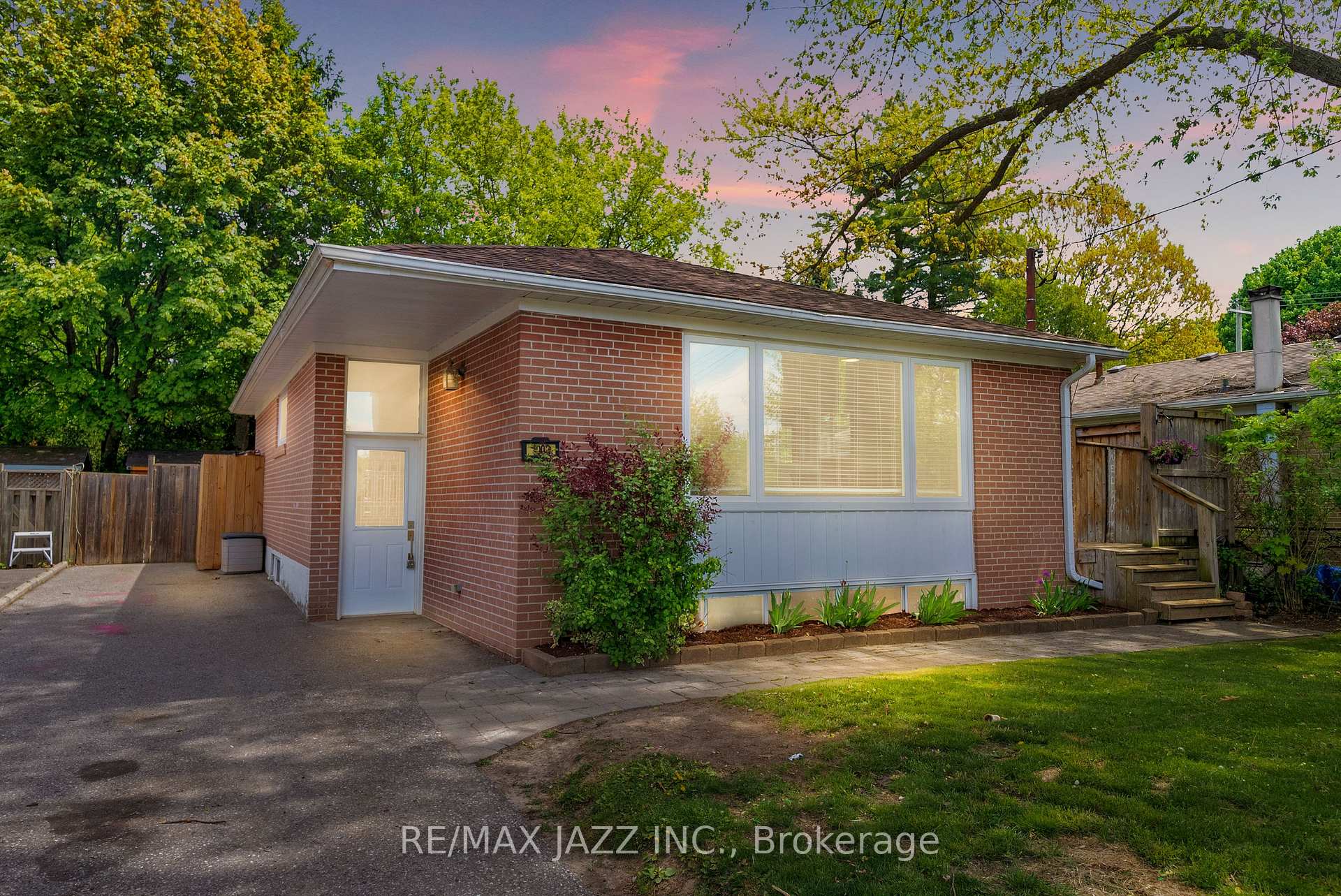 Photo 1 of 1003 Centre Street N, Whitby, Williamsburg — HOMEH