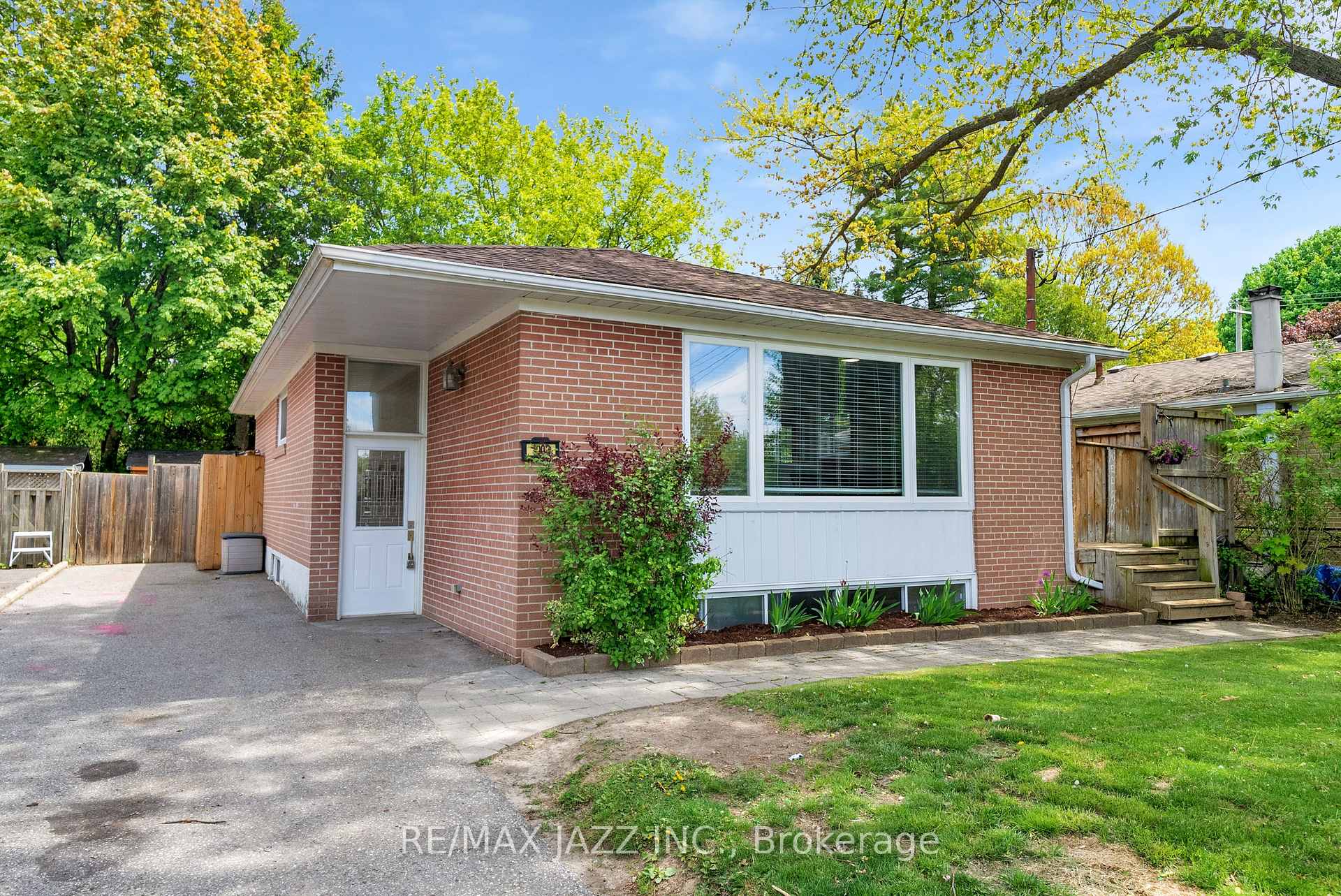 Photo 5 of 1003 Centre Street N, Whitby, Williamsburg — HOMEH
