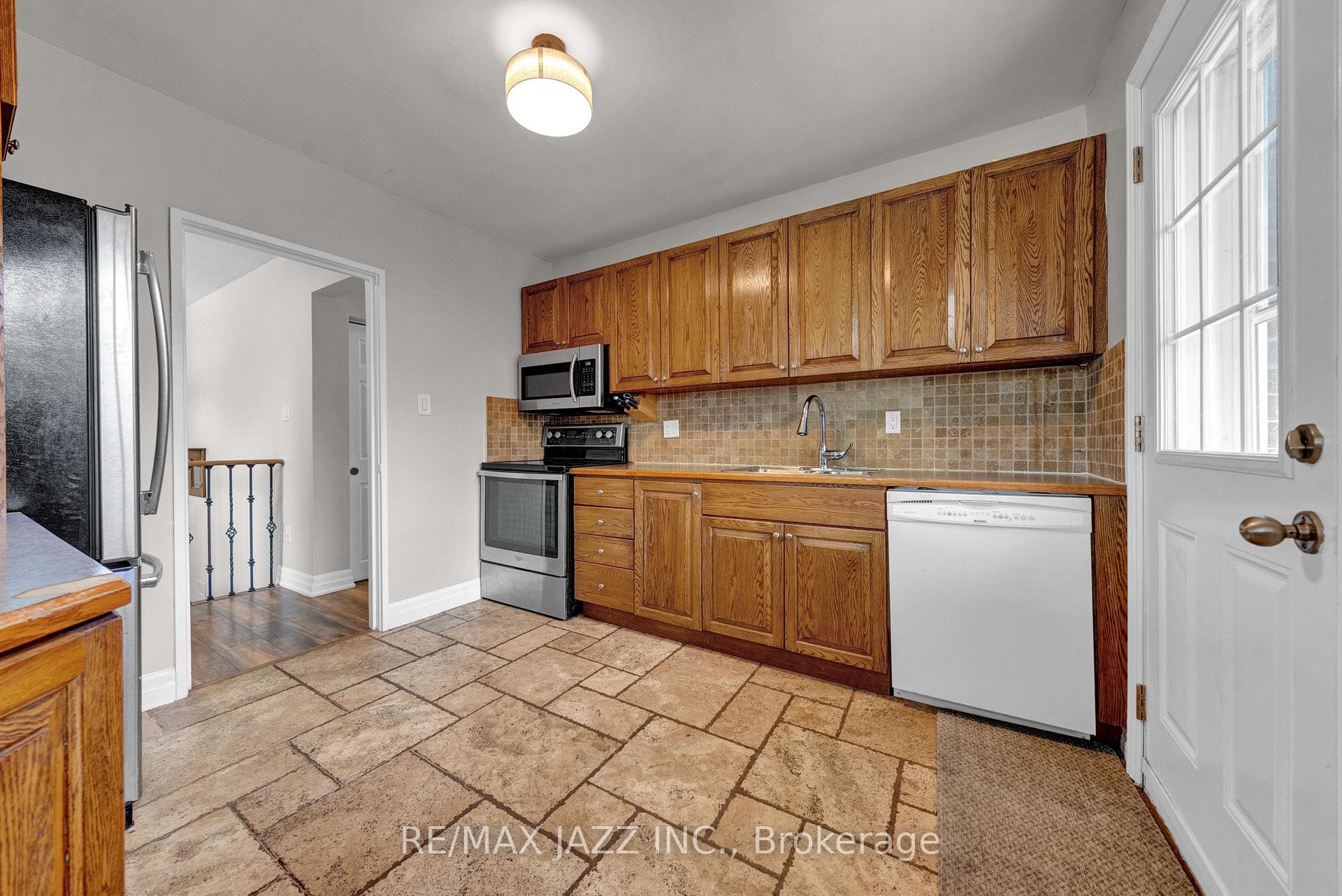 Photo 15 of 1003 Centre Street N, Whitby, Williamsburg — HOMEH