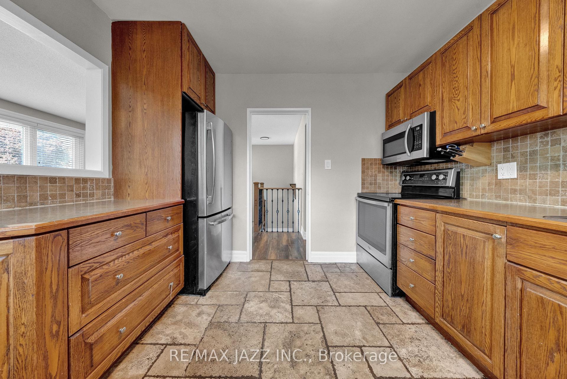 Photo 16 of 1003 Centre Street N, Whitby, Williamsburg — HOMEH