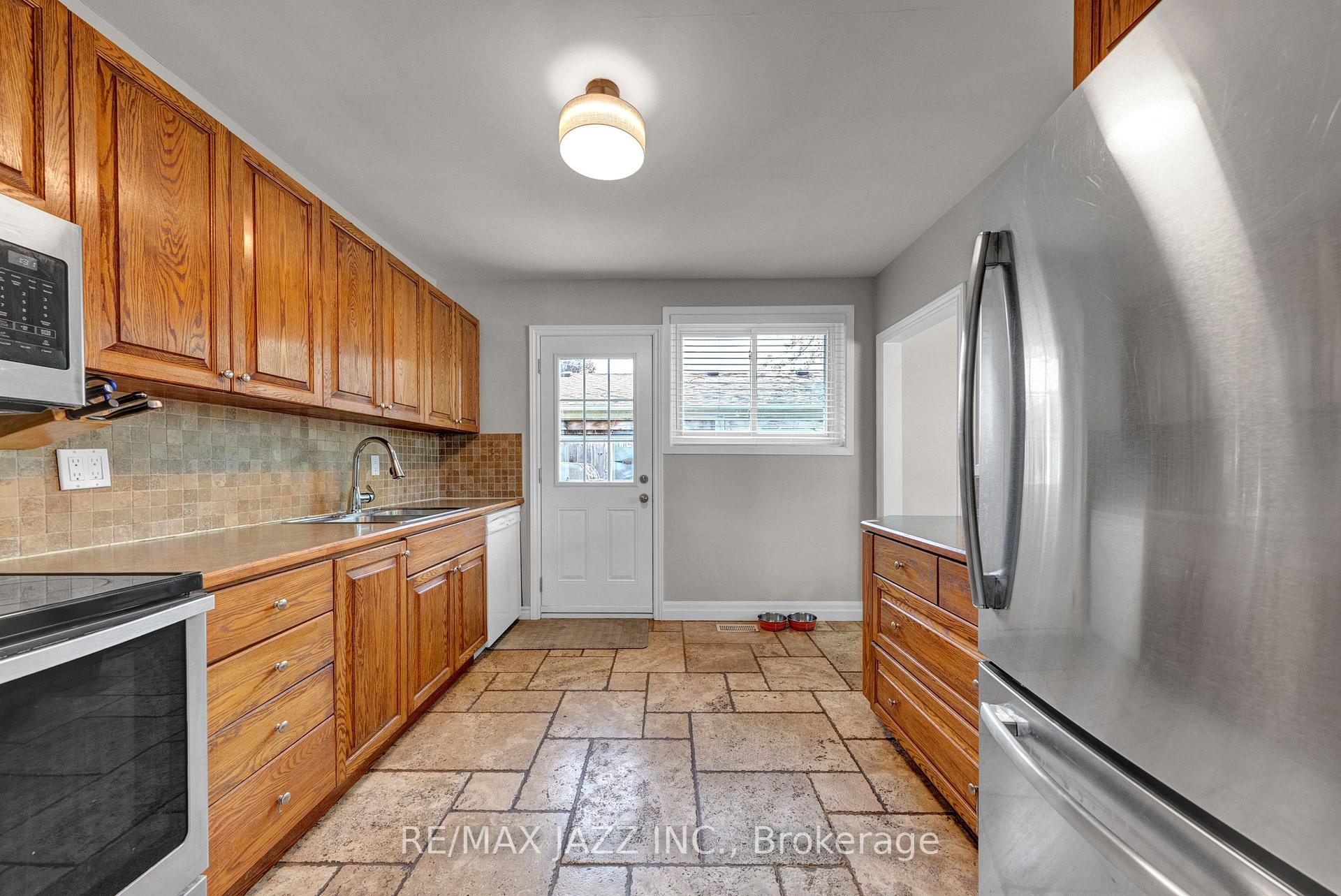 Photo 17 of 1003 Centre Street N, Whitby, Williamsburg — HOMEH