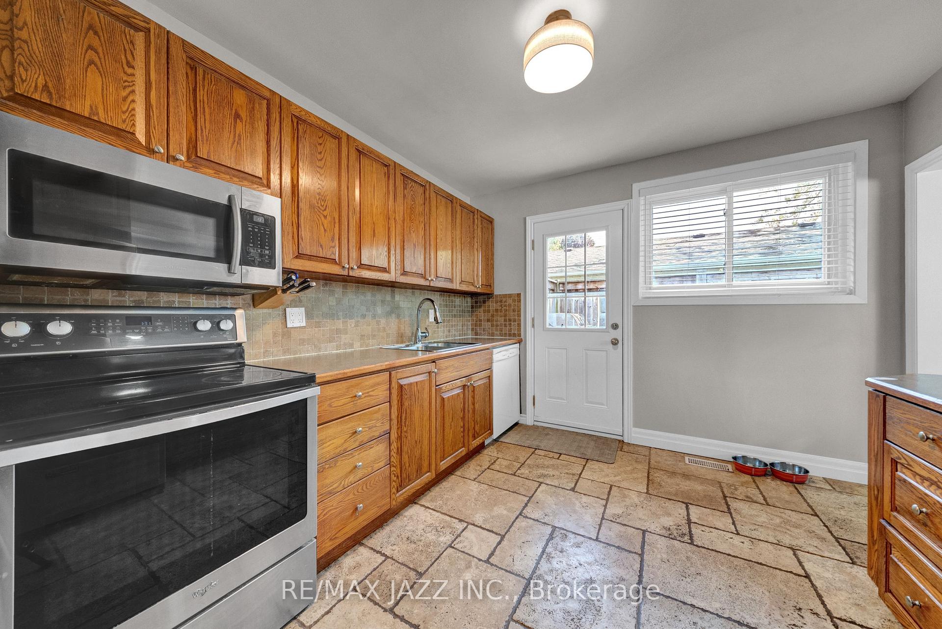Photo 18 of 1003 Centre Street N, Whitby, Williamsburg — HOMEH
