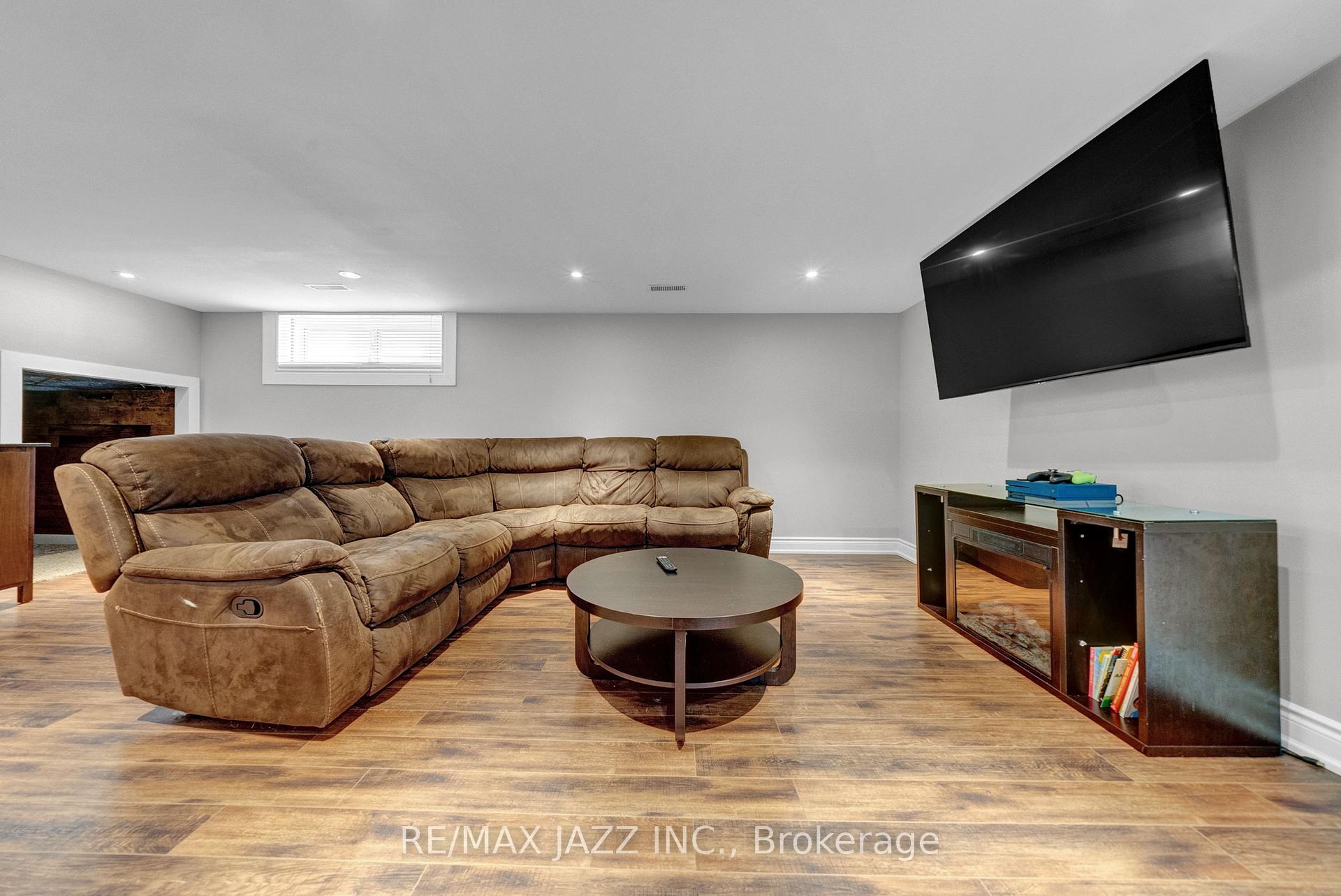 Photo 29 of 1003 Centre Street N, Whitby, Williamsburg — HOMEH