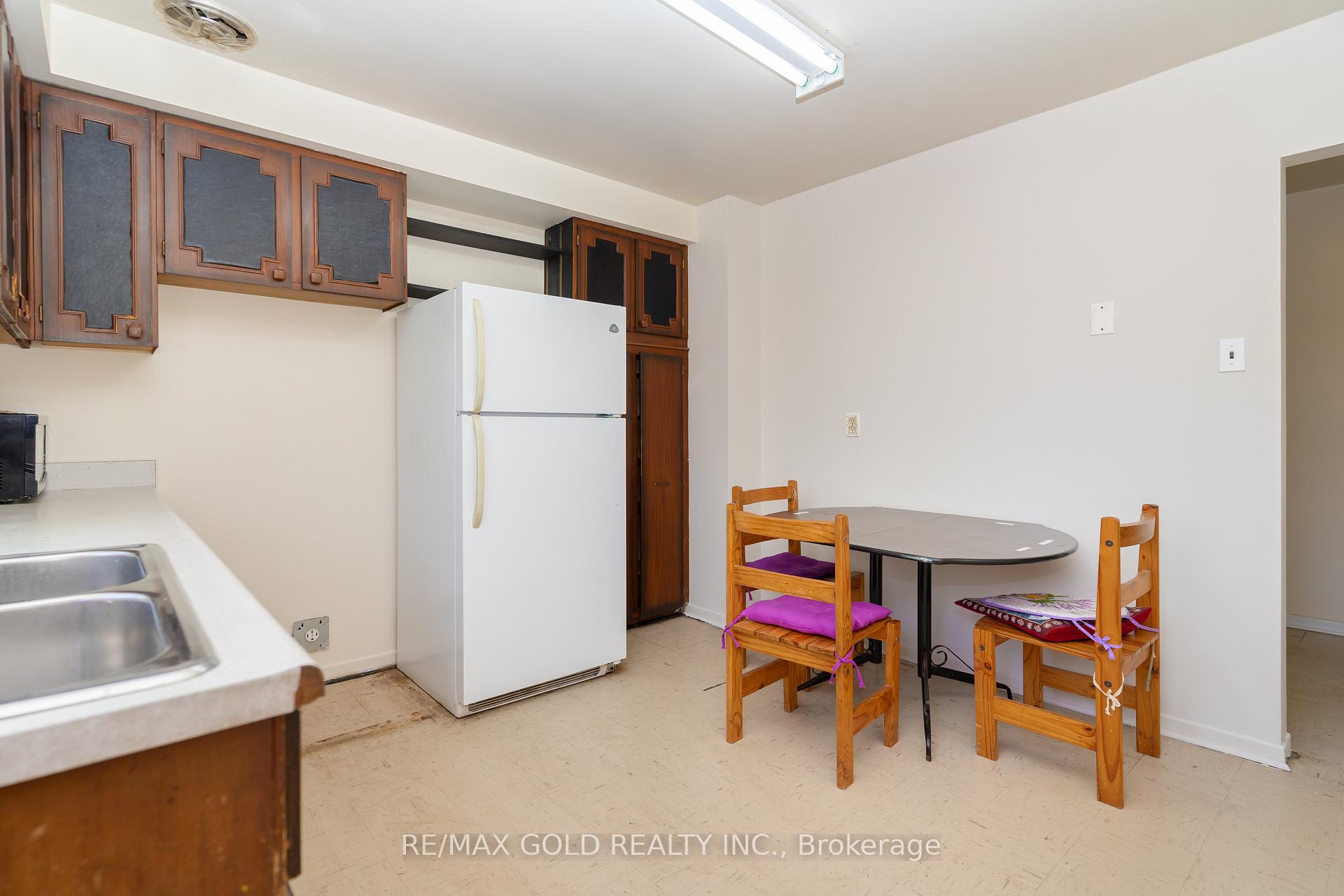 Photo 11 of 22 Dalraith Crescent, Brampton, Southgate — HOMEH