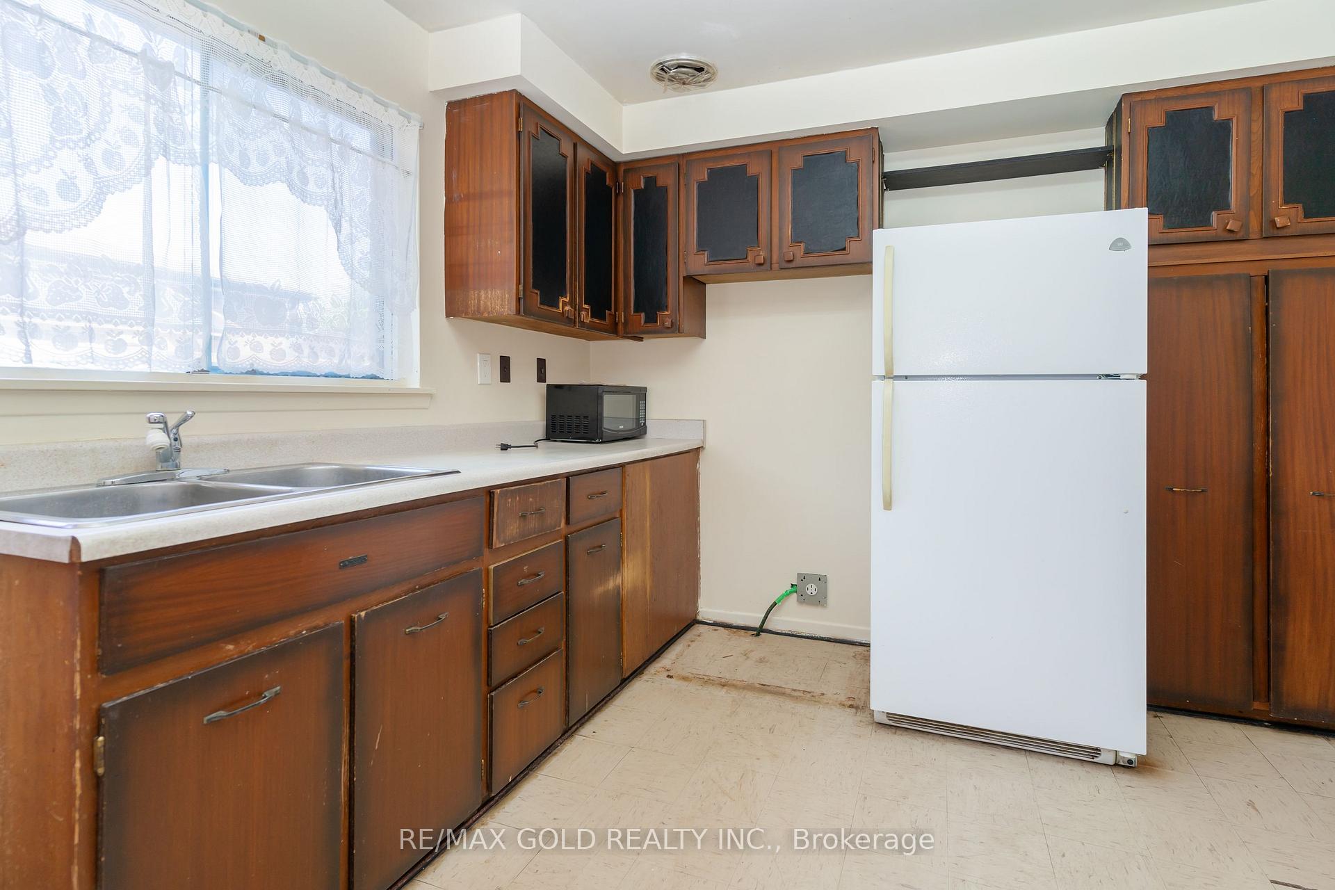 Photo 12 of 22 Dalraith Crescent, Brampton, Southgate — HOMEH