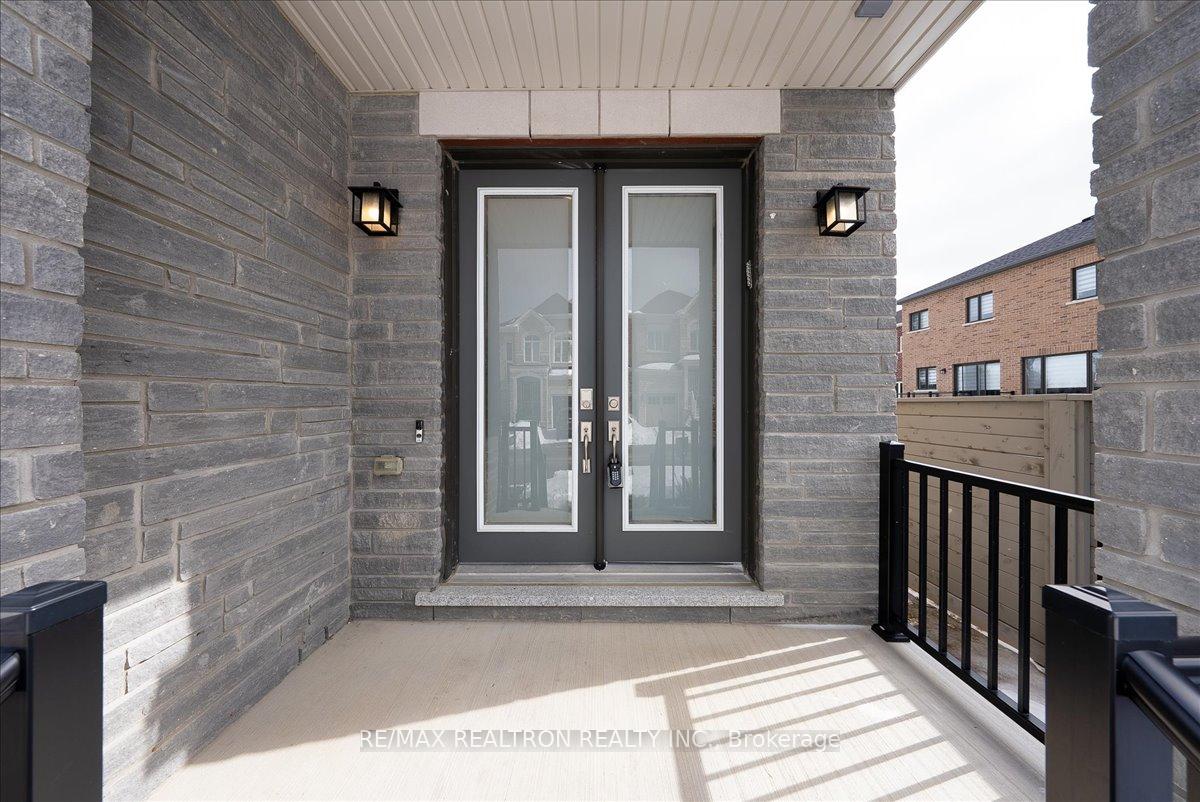 Photo 3 of 7 Maple Fields Circle, Aurora, Aurora Estates — HOMEH