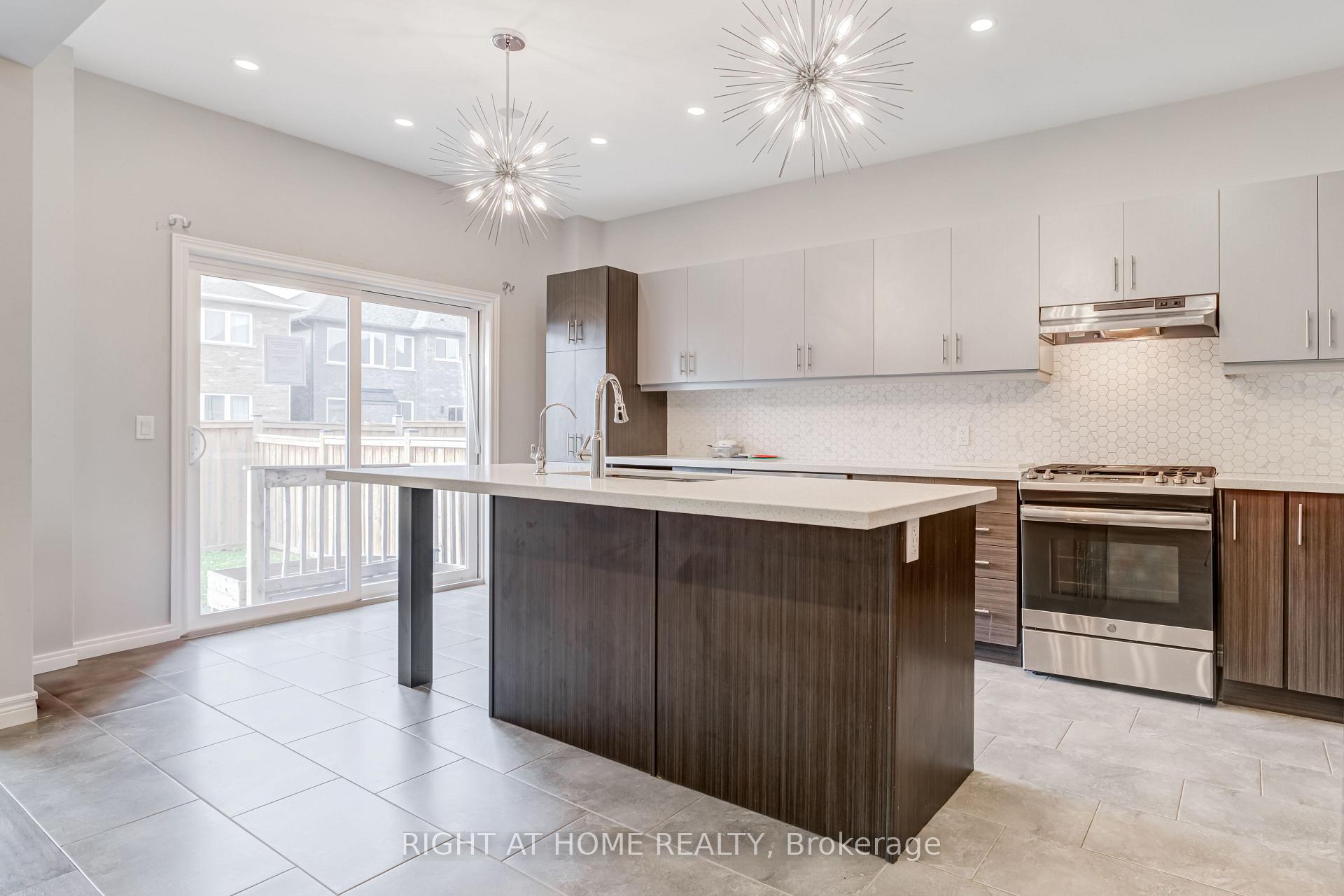 Photo 7 of 71 Cittadella Boulevard, Hamilton, Rural Glanbrook — HOMEH