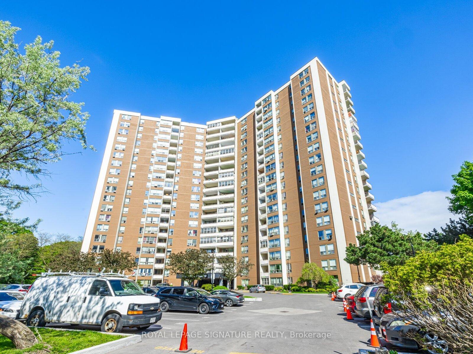 Front of Unit 915, 60 Pavane Linkway
