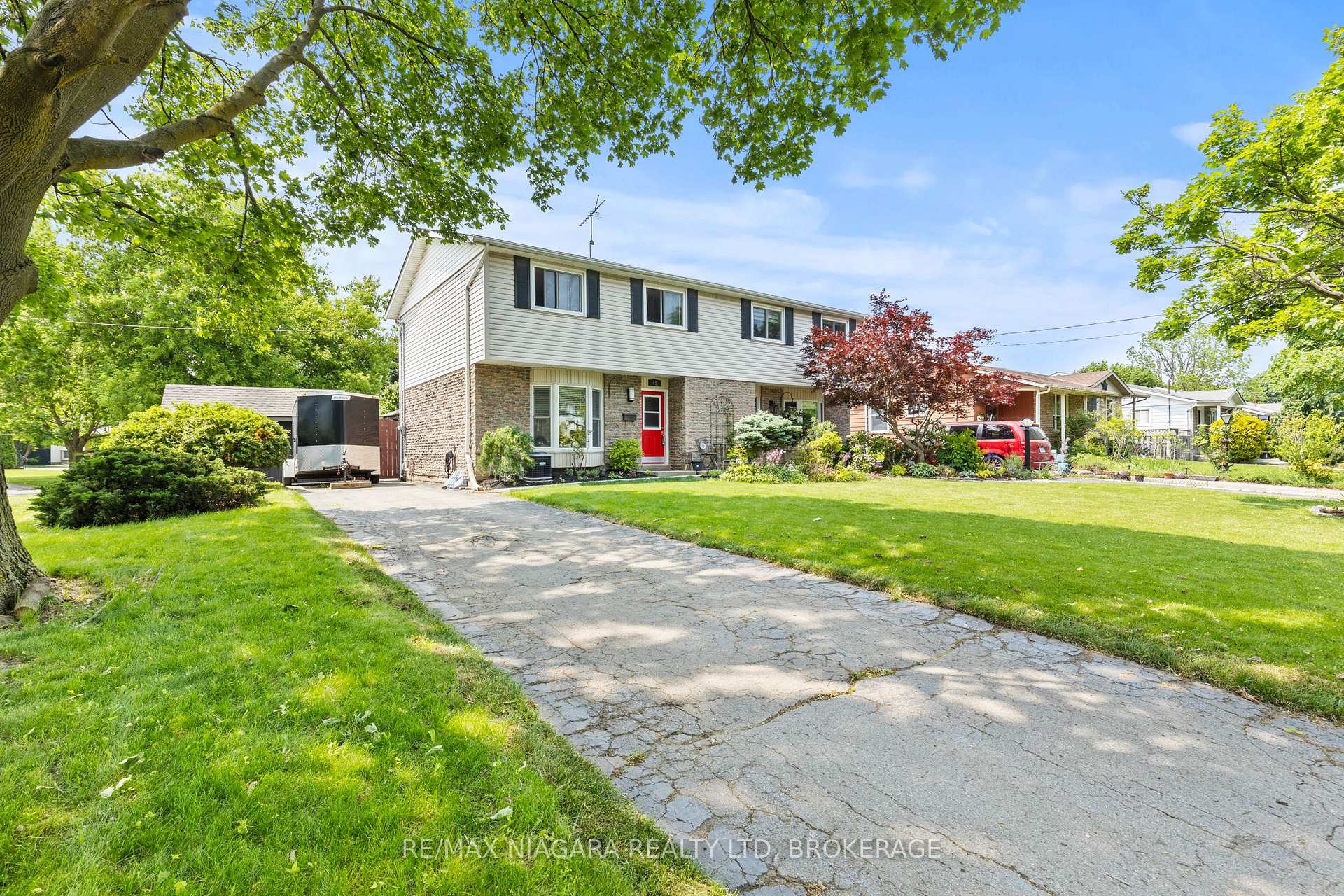 Photo 3 of 41 Allan Drive, St. Catharines, Fairview — HOMEH