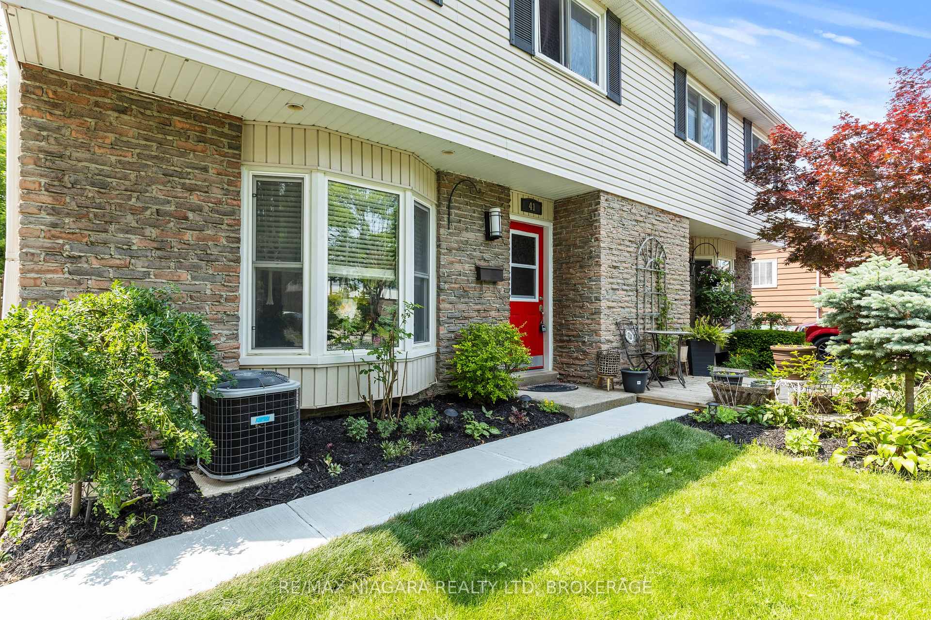 Photo 4 of 41 Allan Drive, St. Catharines, Fairview — HOMEH