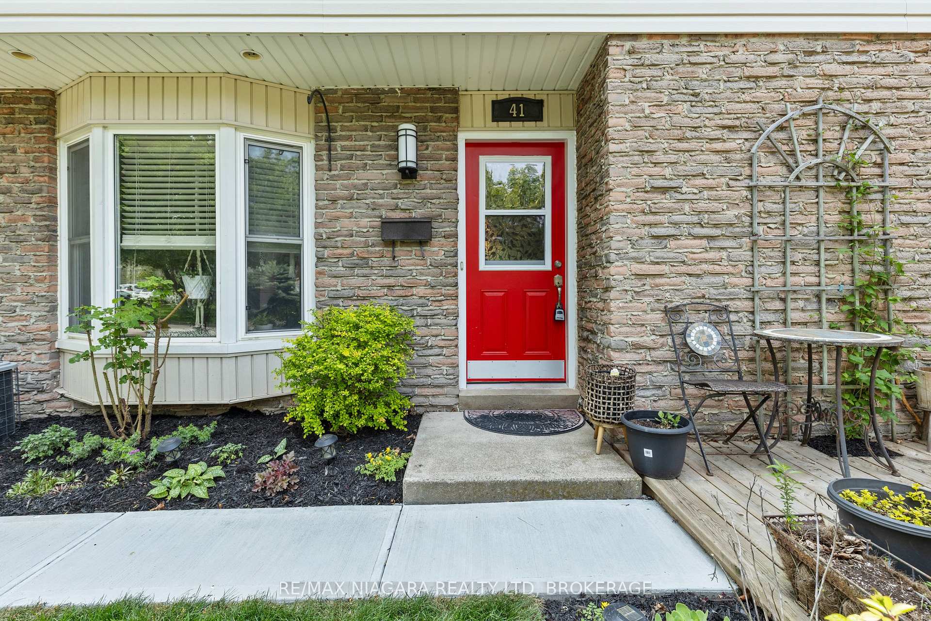 Photo 5 of 41 Allan Drive, St. Catharines, Fairview — HOMEH