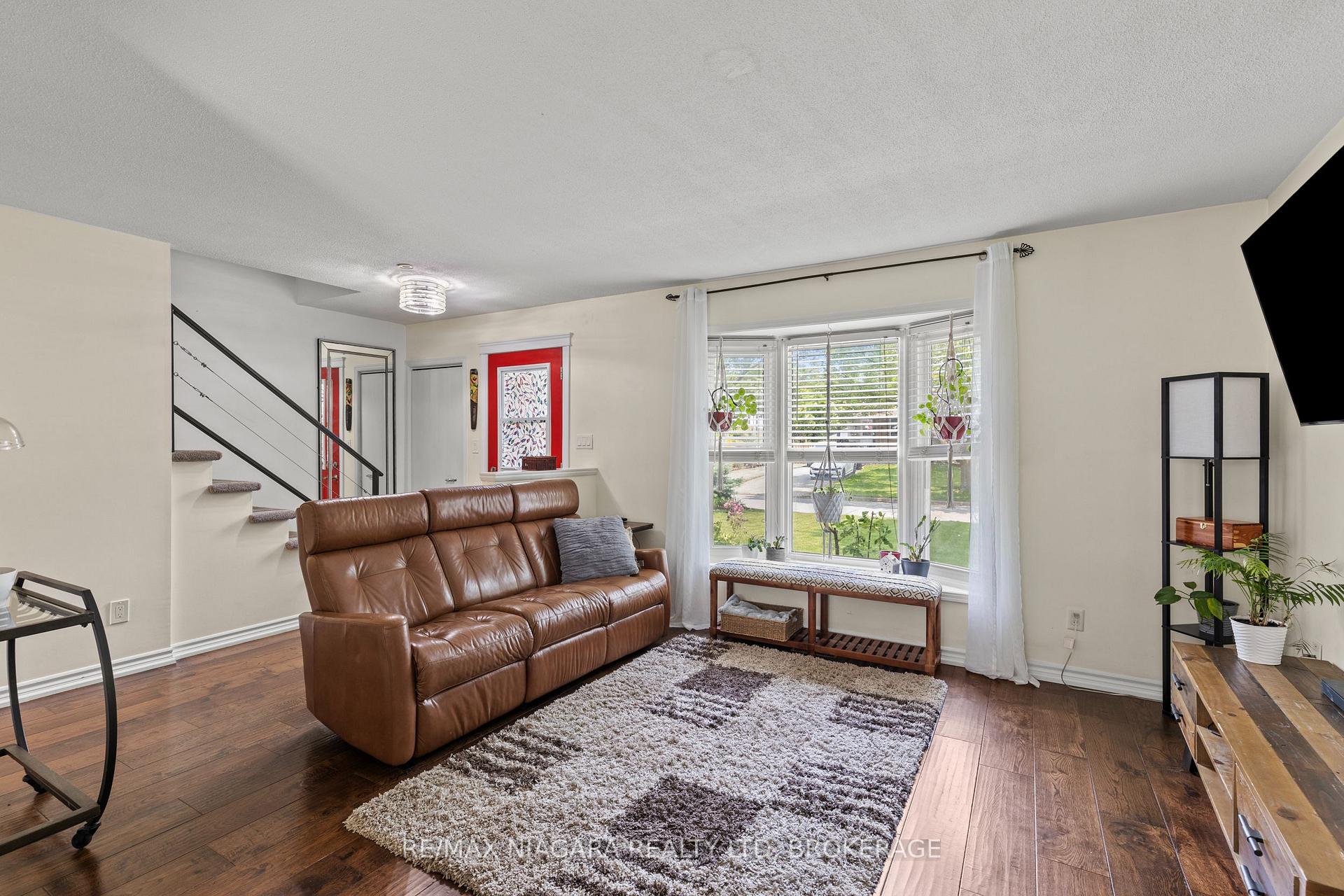 Photo 8 of 41 Allan Drive, St. Catharines, Fairview — HOMEH