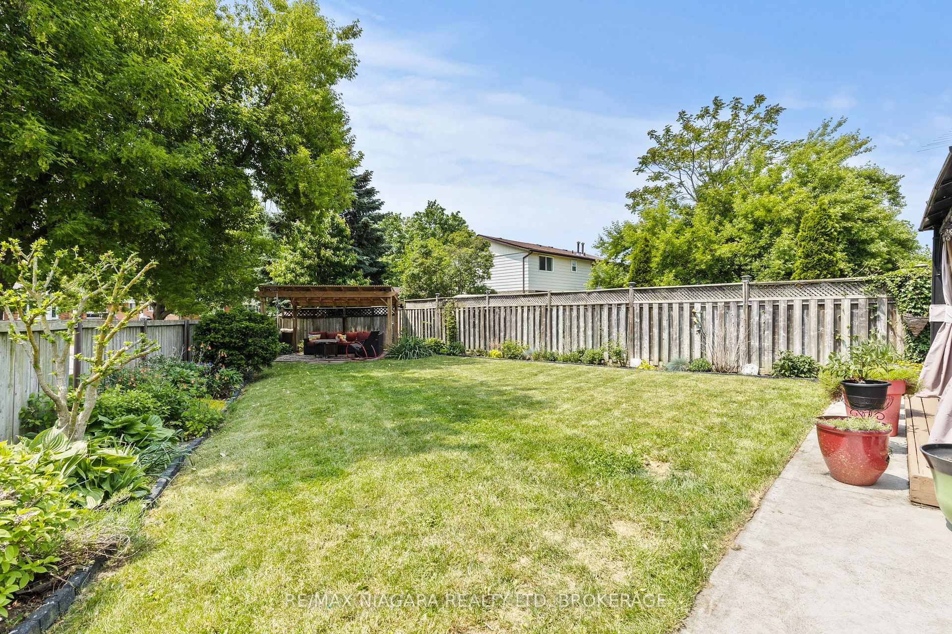 Photo 37 of 41 Allan Drive, St. Catharines, Fairview — HOMEH