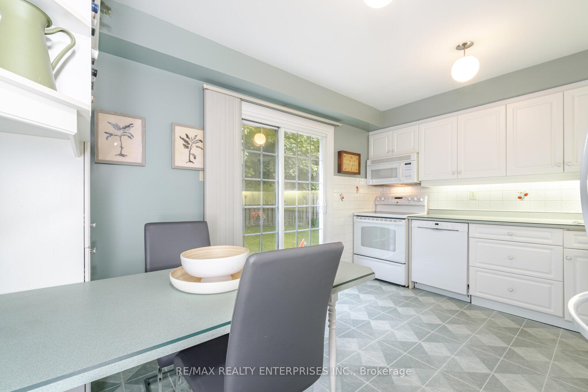 Photo 4 of 111 Somerset Drive, Brampton, Heart Lake West — HOMEH