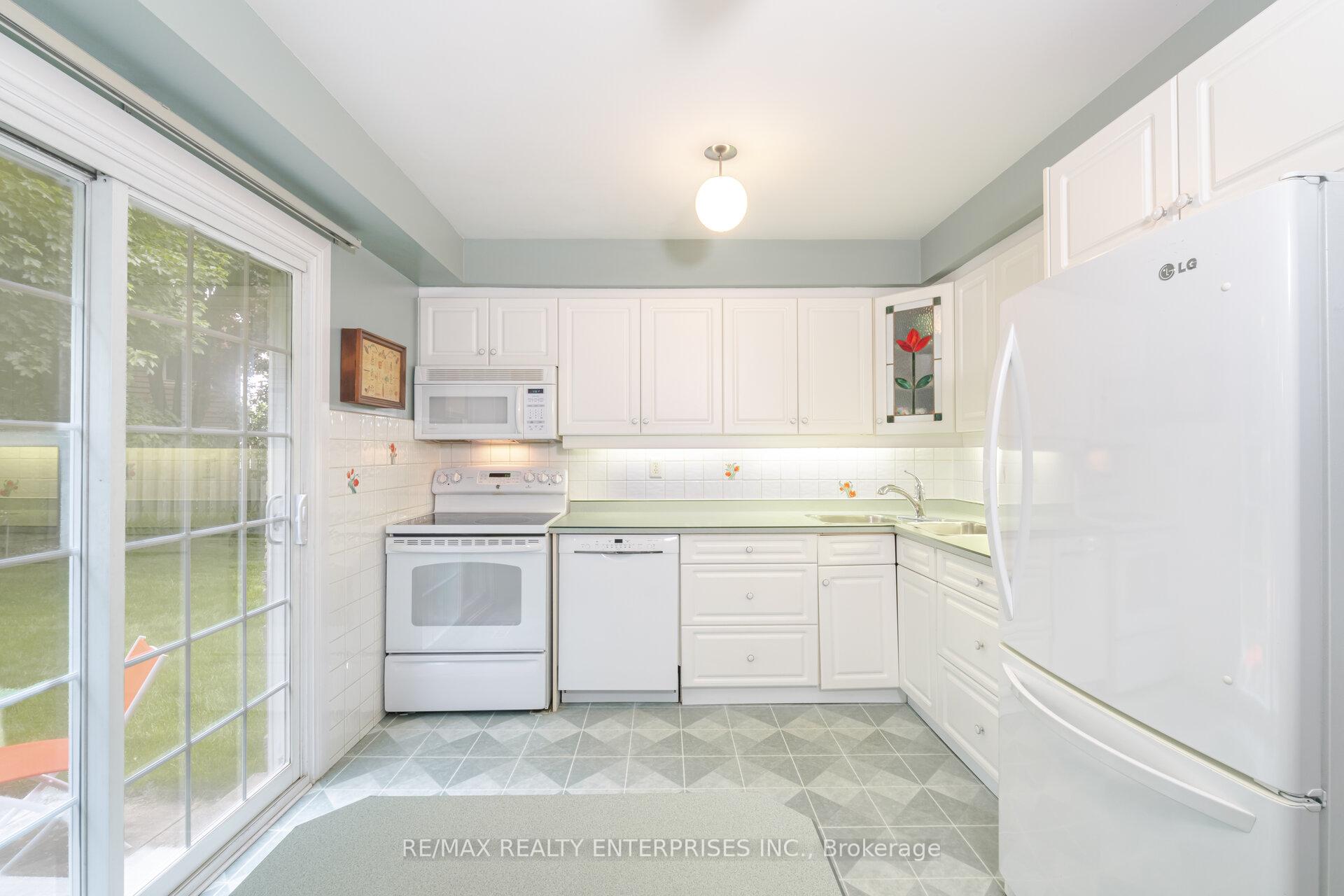 Photo 2 of 111 Somerset Drive, Brampton, Heart Lake West — HOMEH