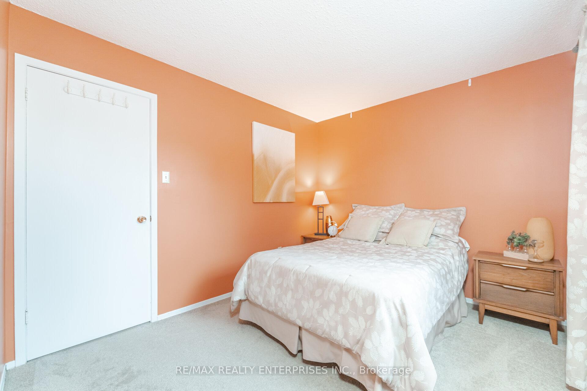 Photo 12 of 111 Somerset Drive, Brampton, Heart Lake West — HOMEH