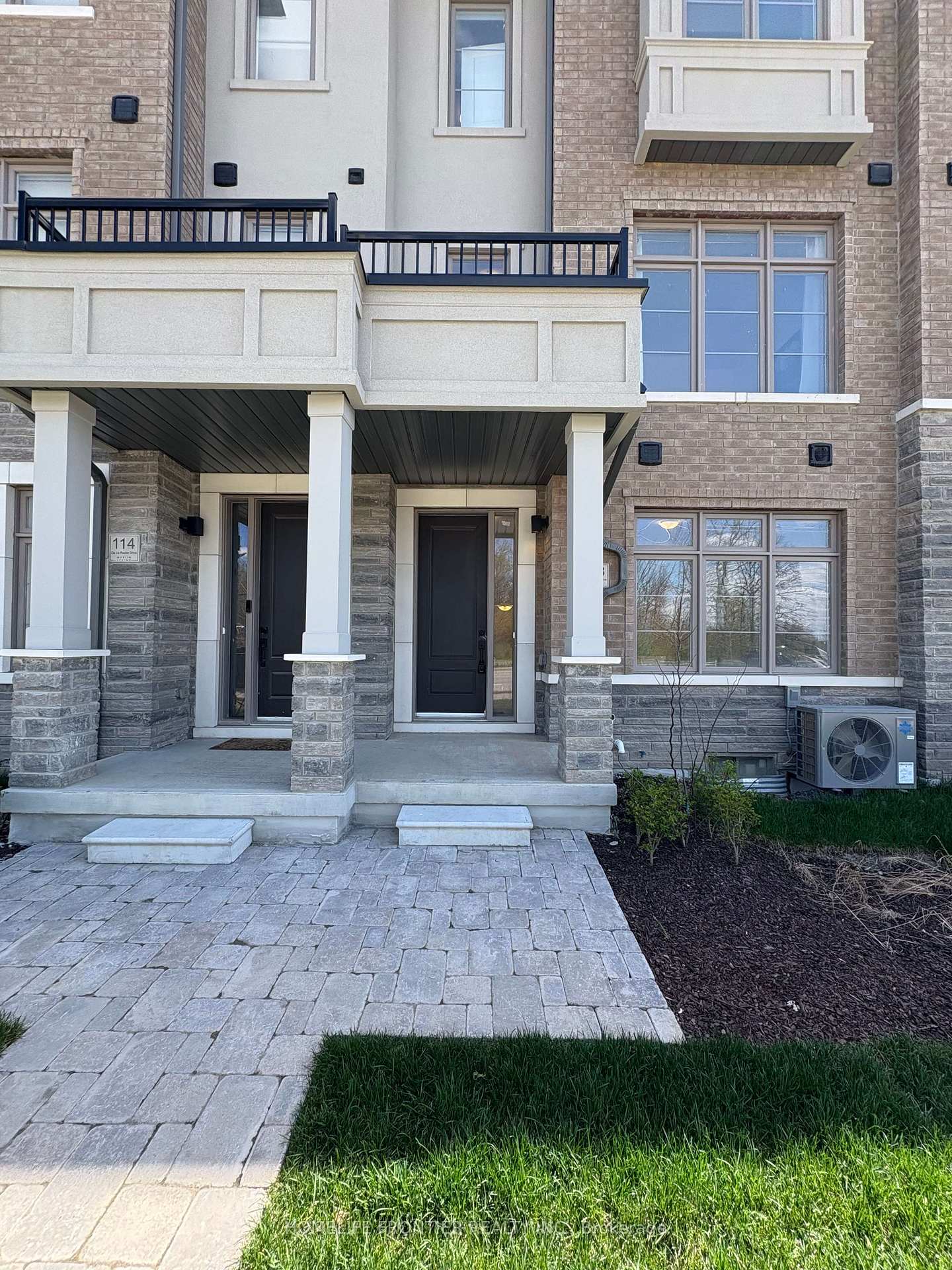 Photo 3 of 118 De La Roche Drive, Vaughan, Vellore Village — HOMEH