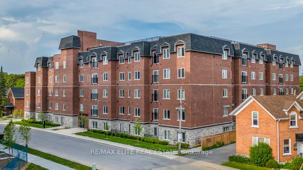 Front of Unit 211, 501 Frontenac Street