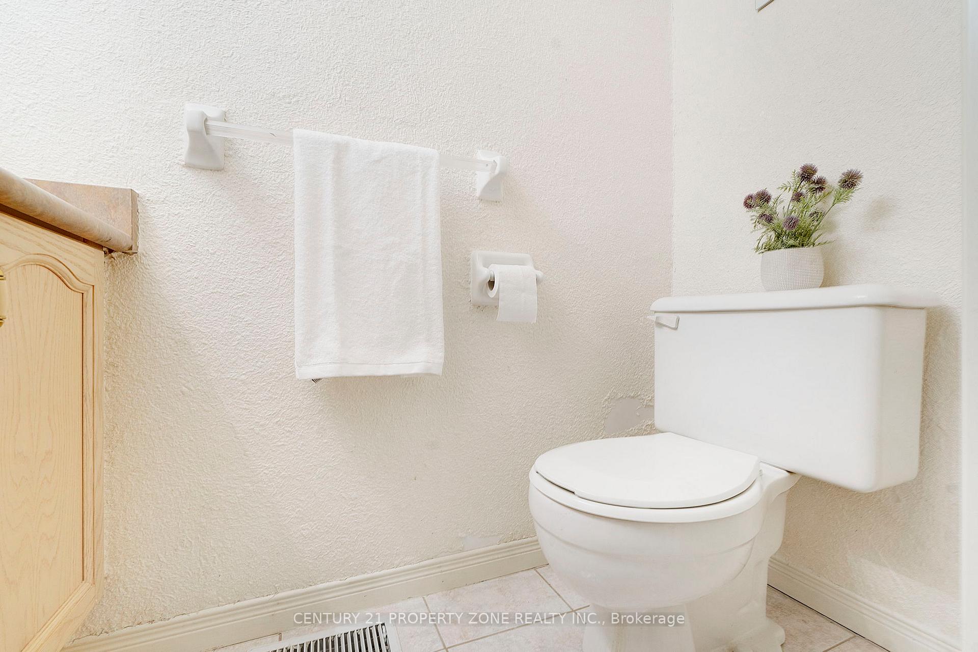 Photo 13 of Unit 2, 1809 Upper Wentworth Street, Hamilton, Allison — HOMEH