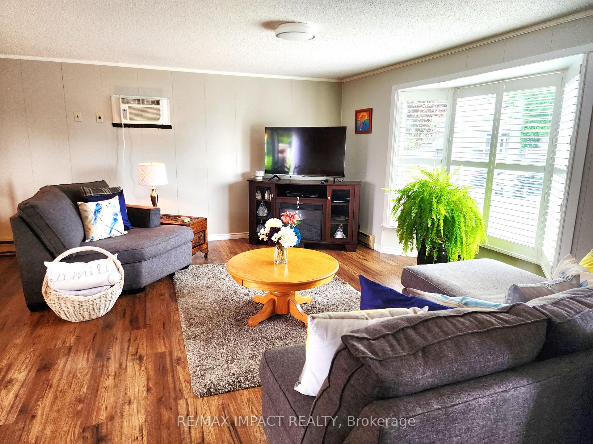 Photo 2 of 4 Champlain Court, Clarington, Newcastle — HOMEH