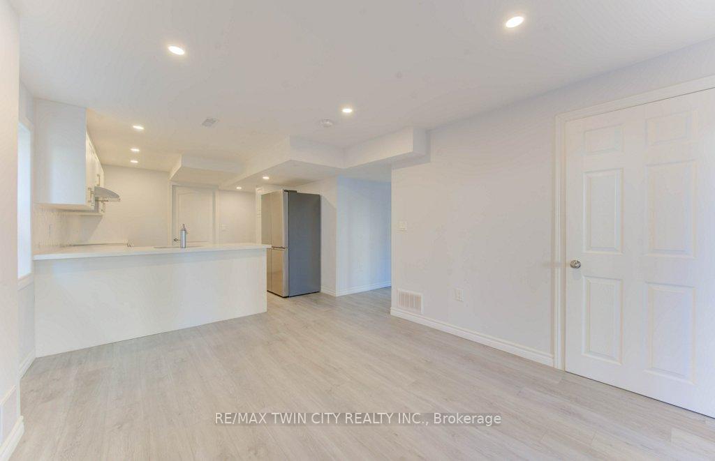 Photo 36 of 361 Beechdrops Drive, Waterloo, Vista Hills — HOMEH