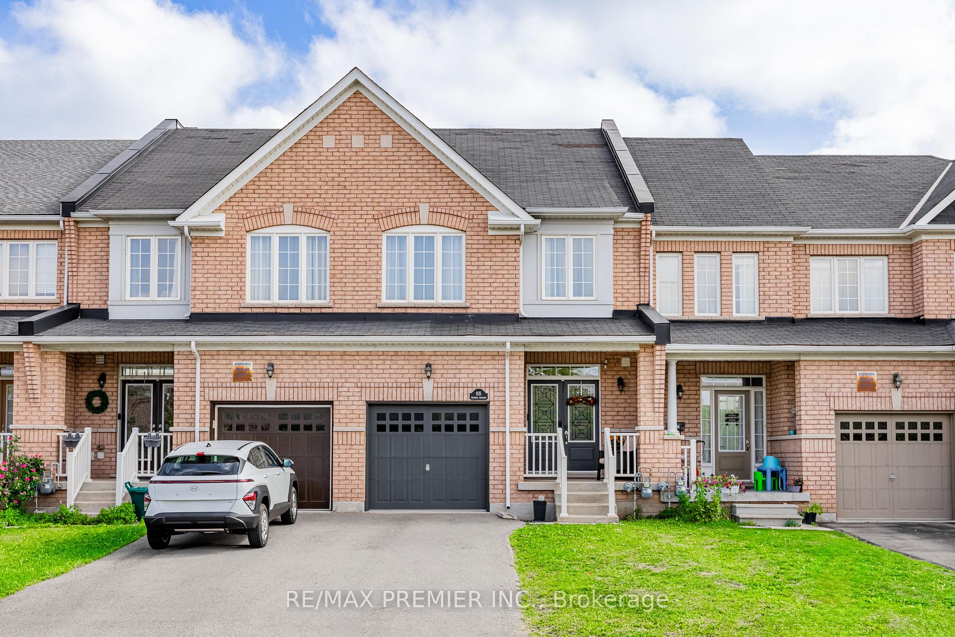 Front of 935 Transom Crescent