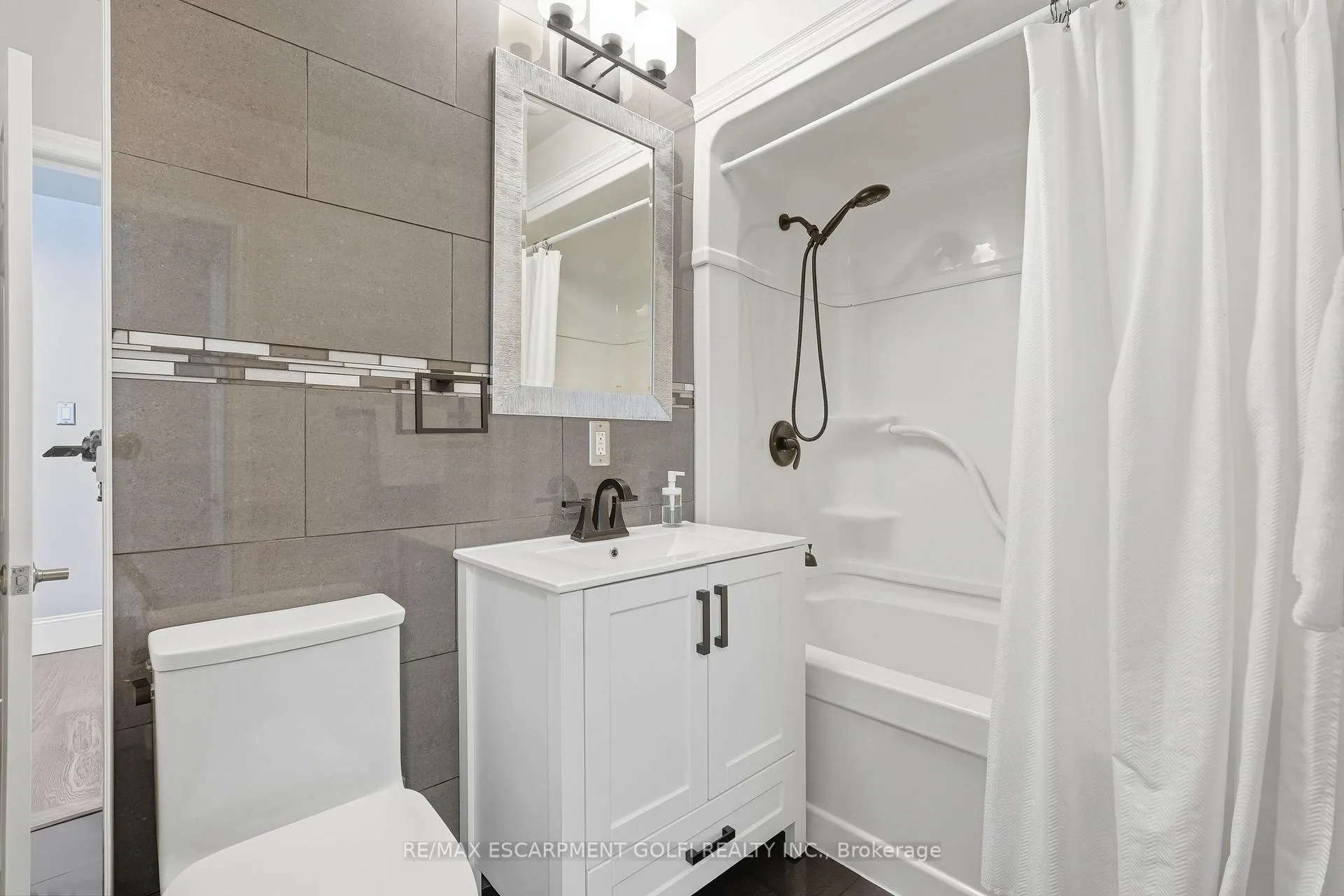 Photo 15 of 189 East 43rd Street, Hamilton, Sunninghill — HOMEH